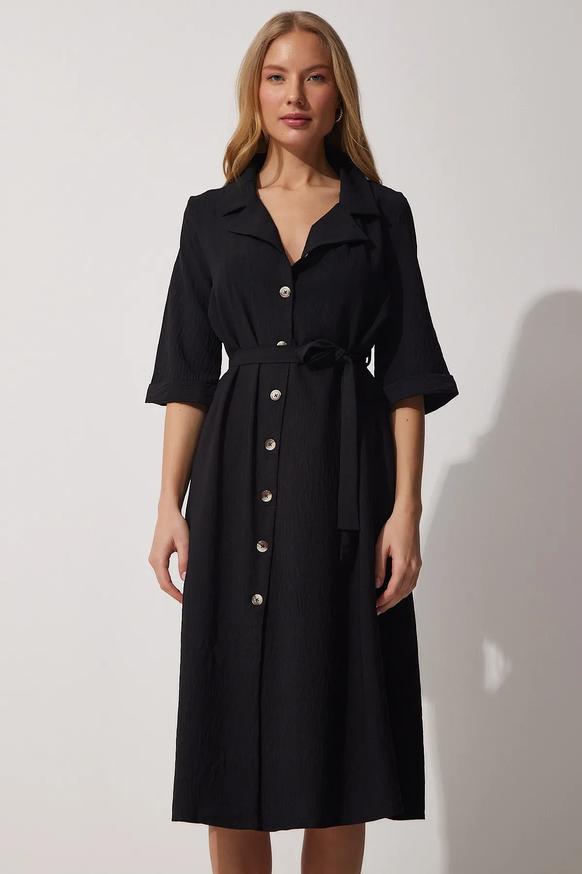 Happiness İstanbul  Schwarzes Sommer-Hemdkleid mit Gürtel für Damen MX00045