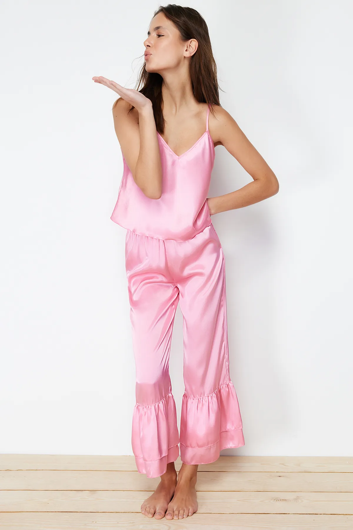 Trendyol Collection  Rosa Pyjama-Set aus Capri-Satin mit Schwungrad-Details und Seilriemen THMSS24PT00014