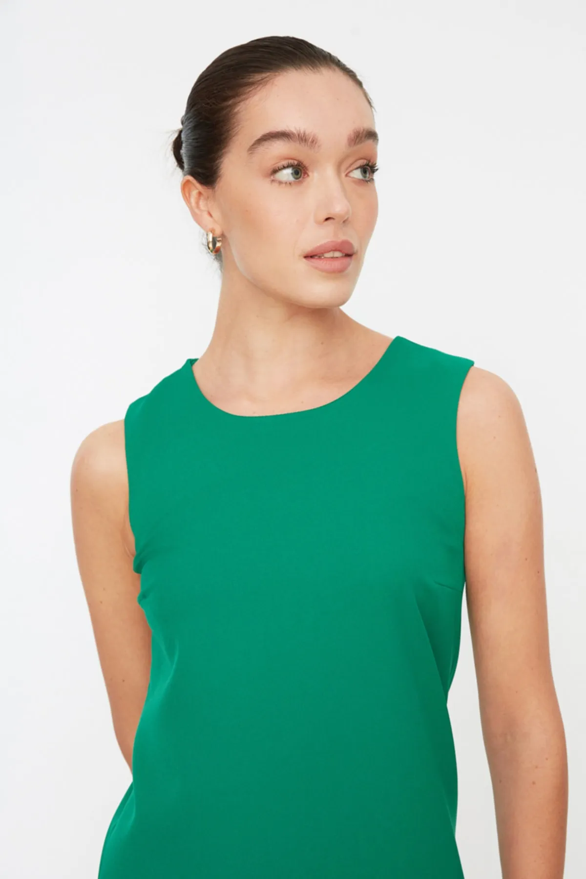 Trendyol Collection  Smaragdgrünes, gerade geschnittenes, ärmelloses Mini-Webkleid mit Rundhalsausschnitt TWOSS19FG0063