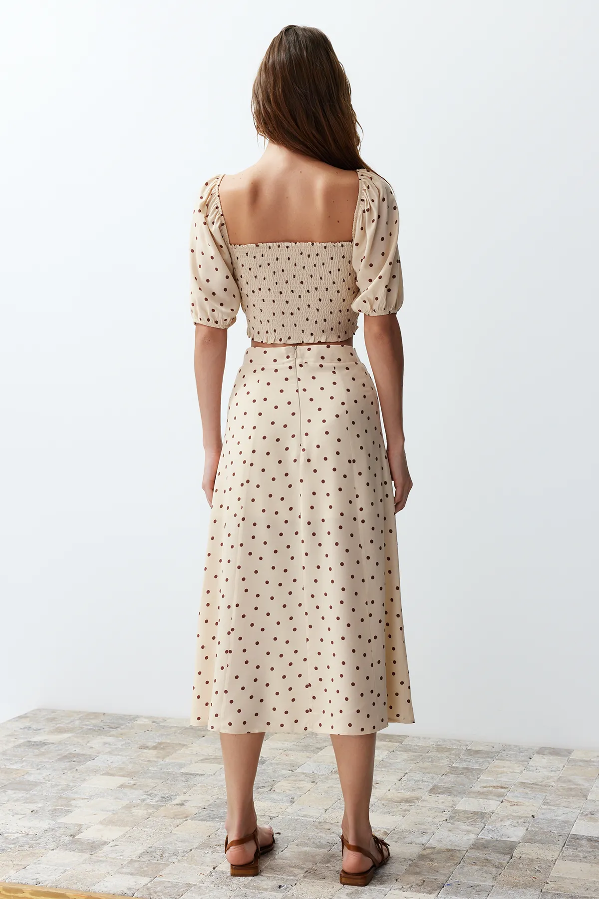 Trendyol Collection  Beiges geschlitztes Midi-Set aus Viskosegewebe mit Tupfenmuster, Oberteil und Unterteil TWOSS20AU0097