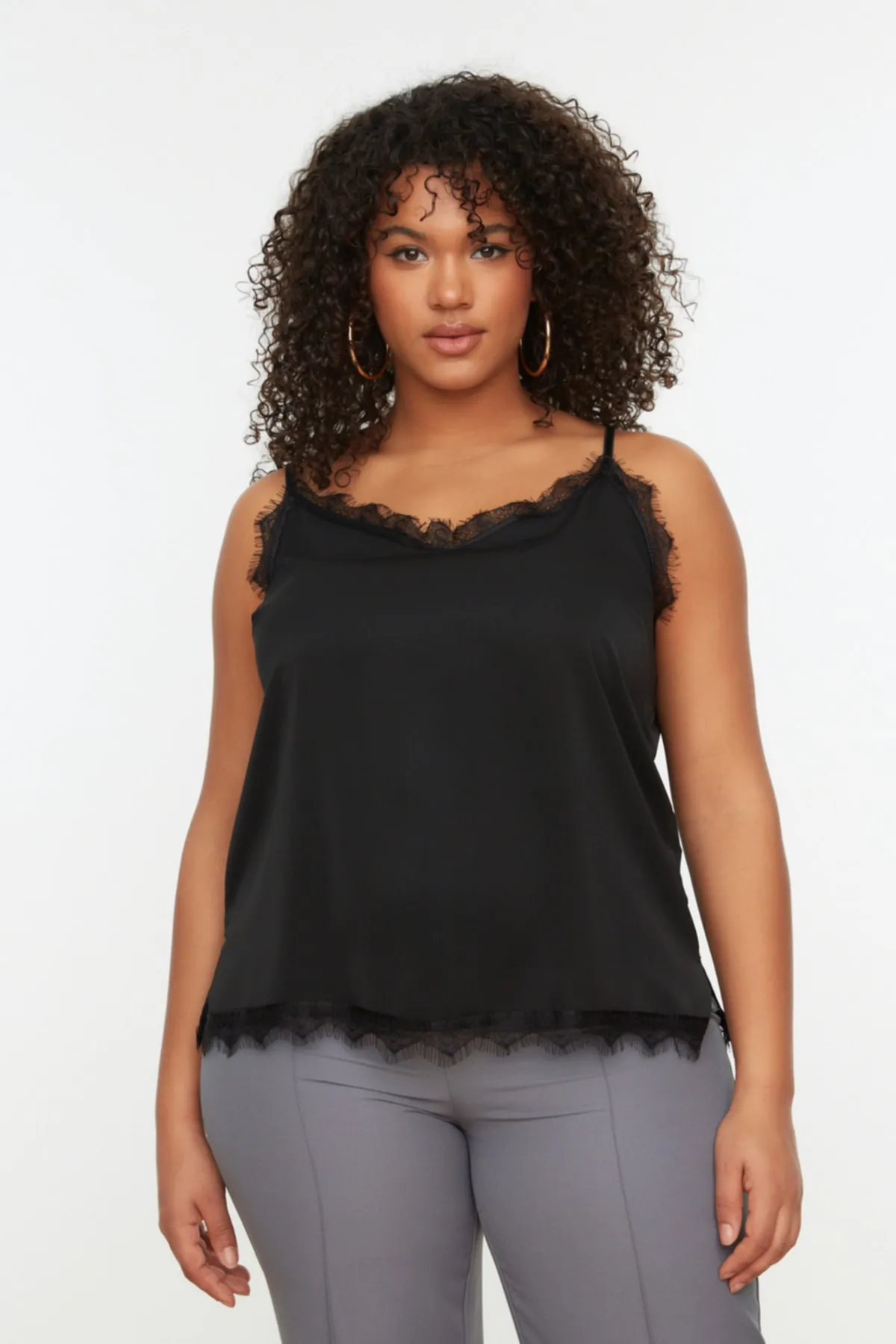 Trendyol Curve  Schwarze Bluse aus gewebter Spitze mit Trägern TBSSS22AF0044