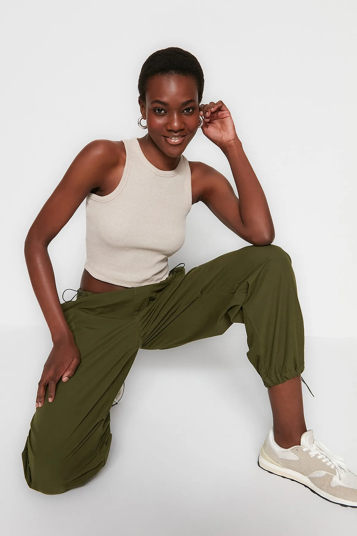 Trendyol Collection  Khaki-Beige 2er-Pack tailliertes/tailliertes Crop-Neckholder-Tanktop aus geripptem flexiblem Strick TWOSS21AL0058