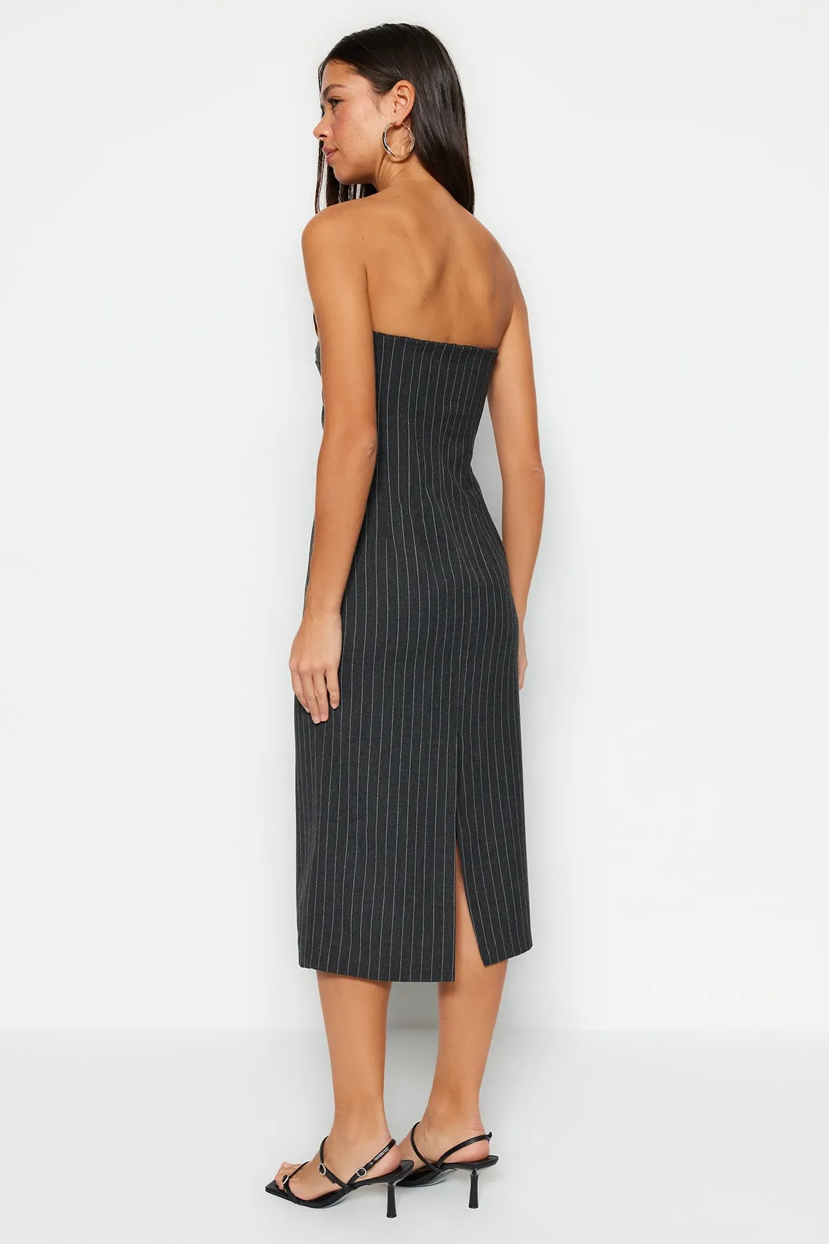 Trendyol Collection  Anthrazitfarbenes, trägerloses, gewebtes, gestreiftes Minikleid TWOSS23EL02342
