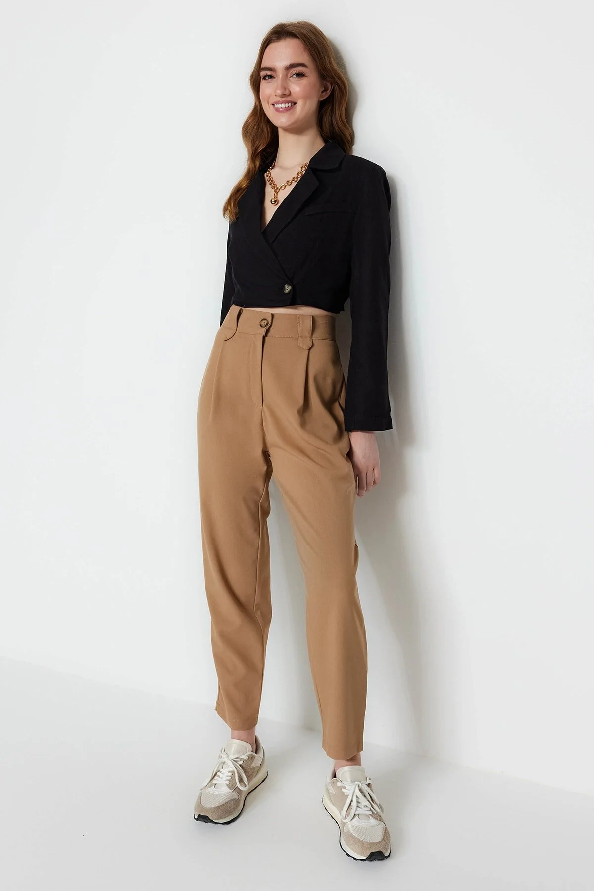 Trendyol Collection  Nerzfarbene Karotte-Polyviscon-Webhose mit hoher Taille TWOSS22PL0280