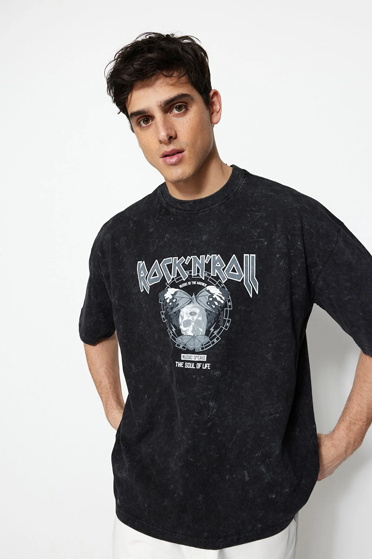 Trendyol Collection  Schwarzes, übergroßes/weites T-Shirt mit Distressed/Bellem Effekt-Rock-Print aus 100 % Baumwolle TMNSS23TS00167