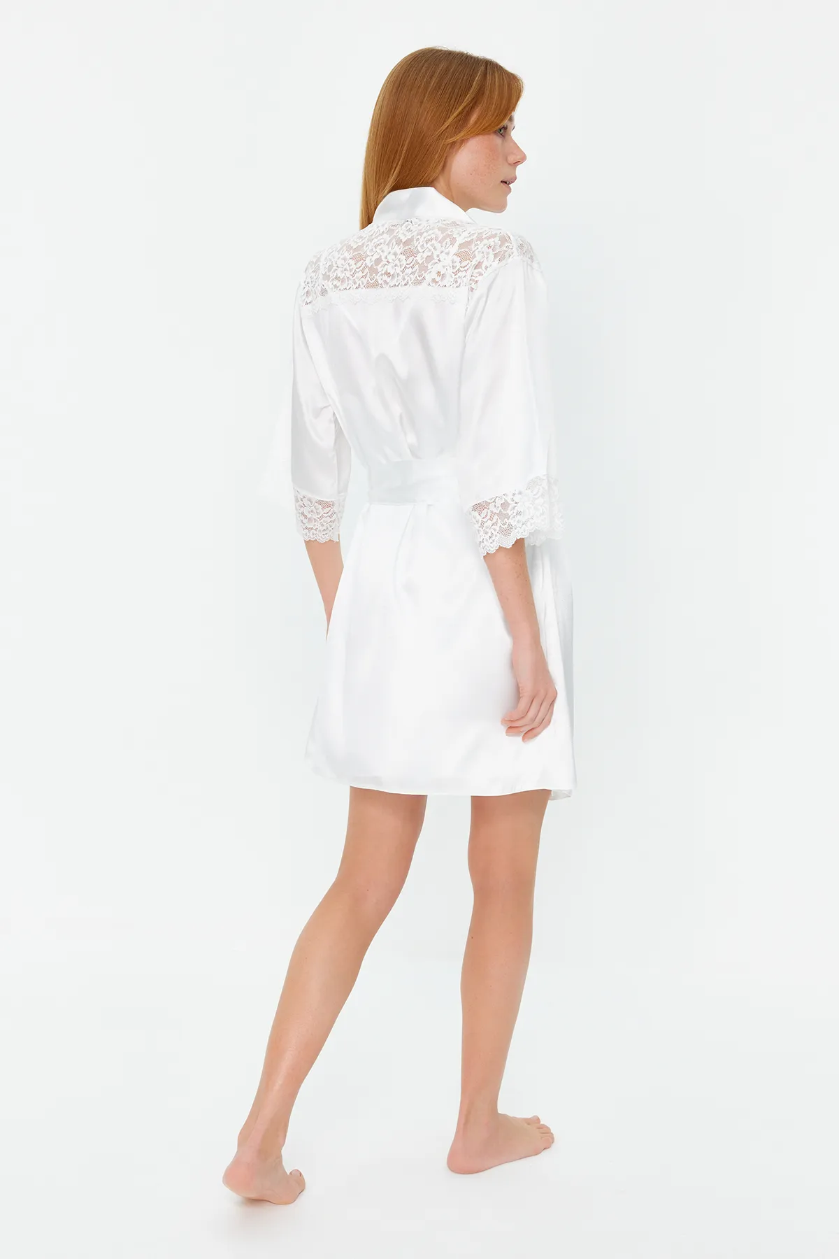 Trendyol Collection  Braut-Morgenmantel aus gewebtem Satin mit Gürtel und Spitze und detailliertem Detail THMSS21SB0001