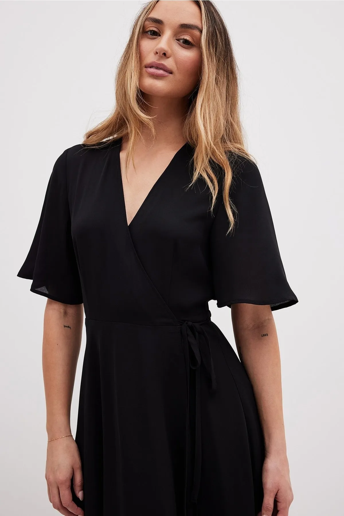 NA-KD  Zweilagiges Chiffon-Midikleid