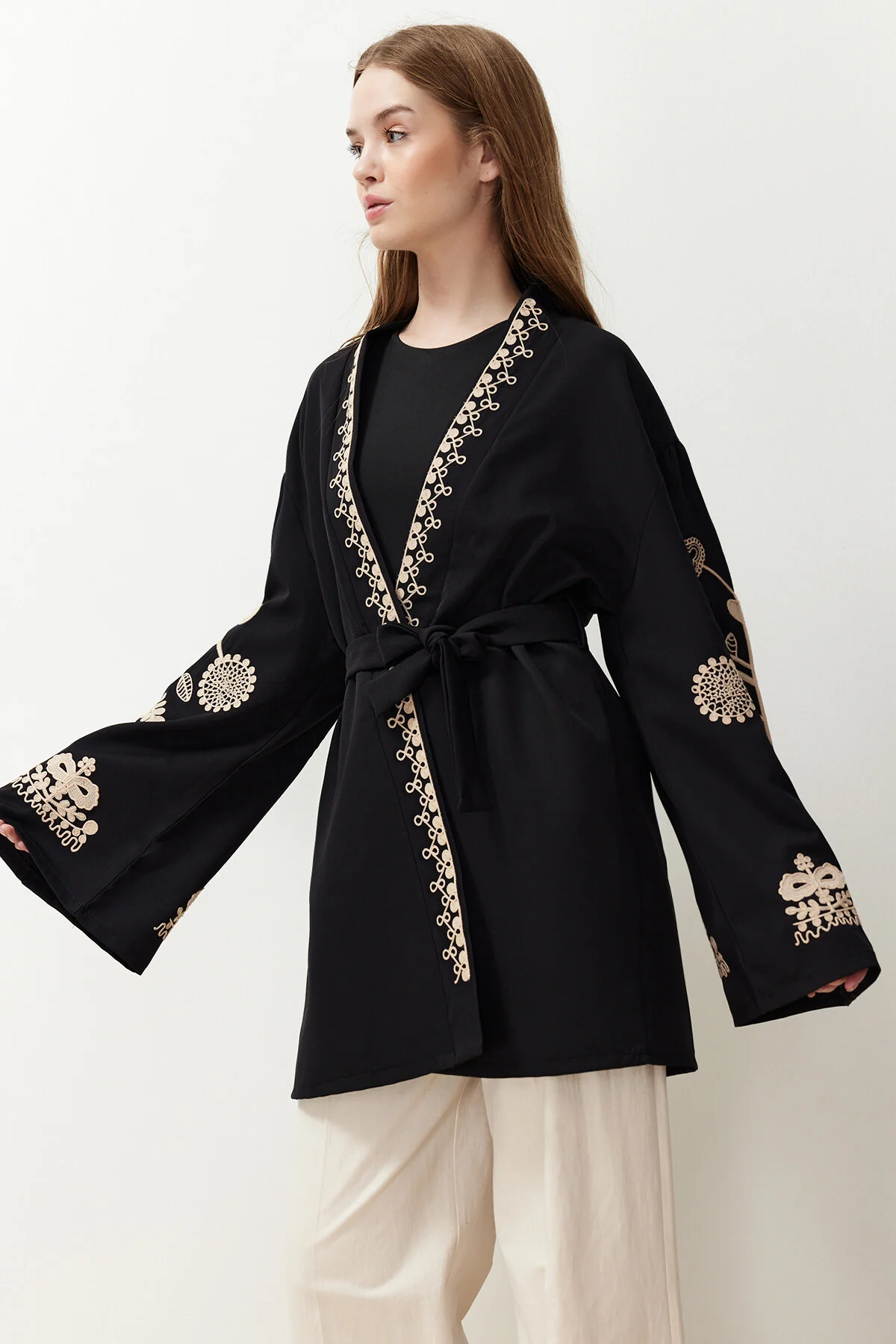 Trendyol Modest  Schwarze gewebte bestickte Mütze & Ferace & Kimono TCTSS24KF00018