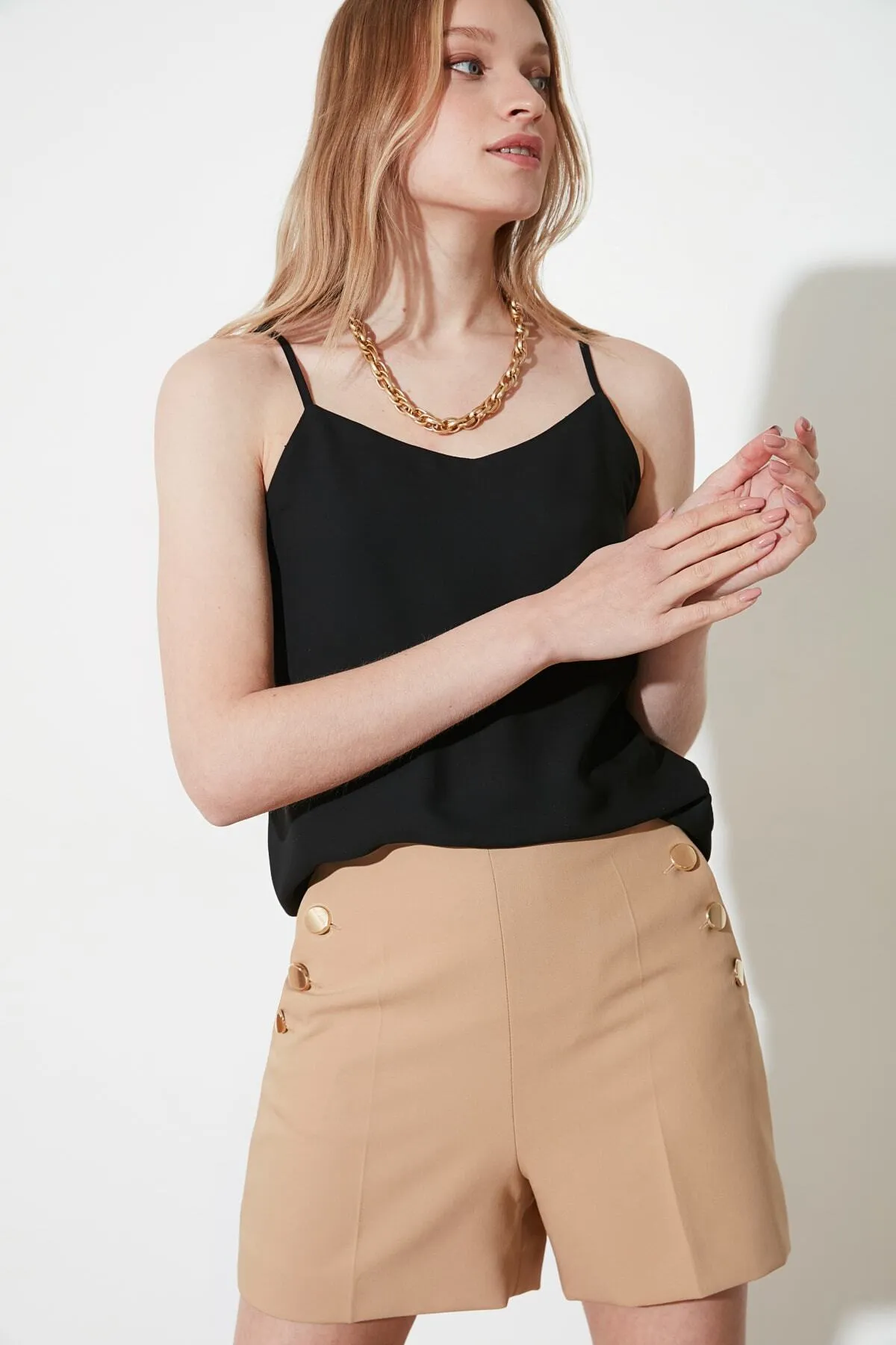 Trendyol Collection  Schwarze Basic-Trägerbluse aus Webstoff TWOSS19BB0224