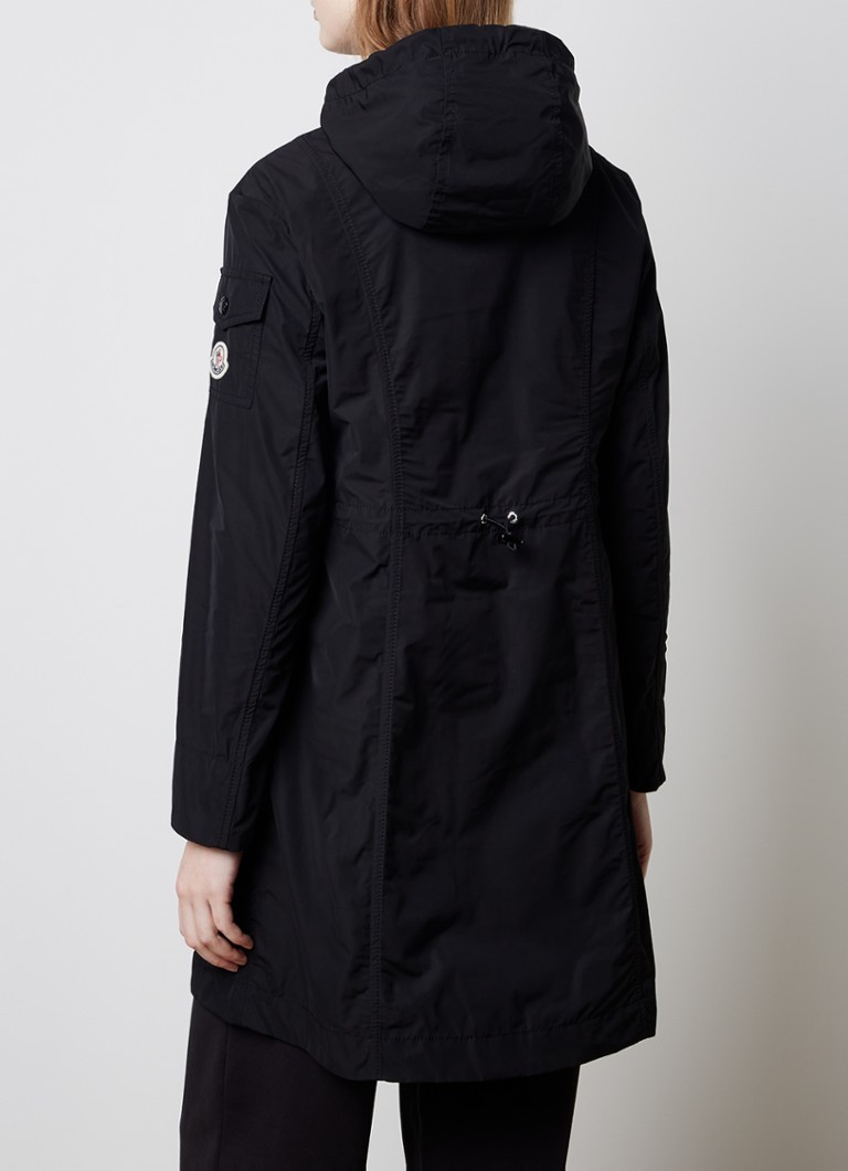 Parka Moncler cu buzunare cu clapă și glugă.