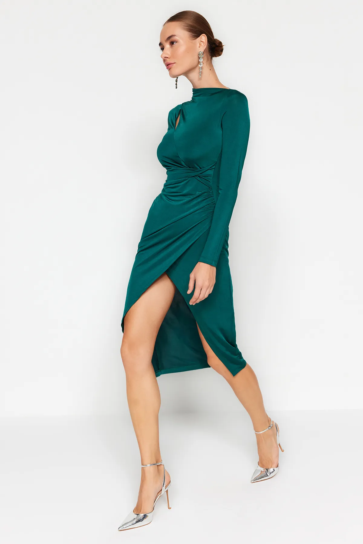 Trendyol Collection  Smaragdgrünes, figurbetontes Strickkleid mit Fenster-/Ausschnittdetail TPRAW24EL00143
