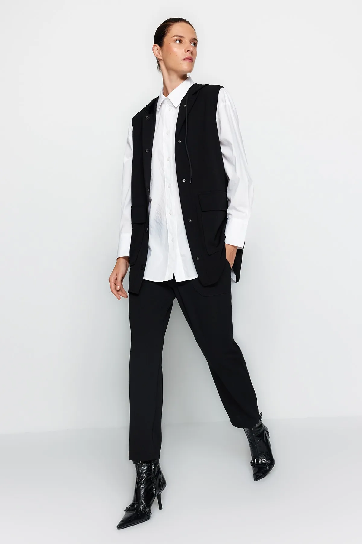 Trendyol Modest  Schwarzes Set aus Weste und Hose aus Scuba-Crêpe mit Taschendetails TCTAW24US00075