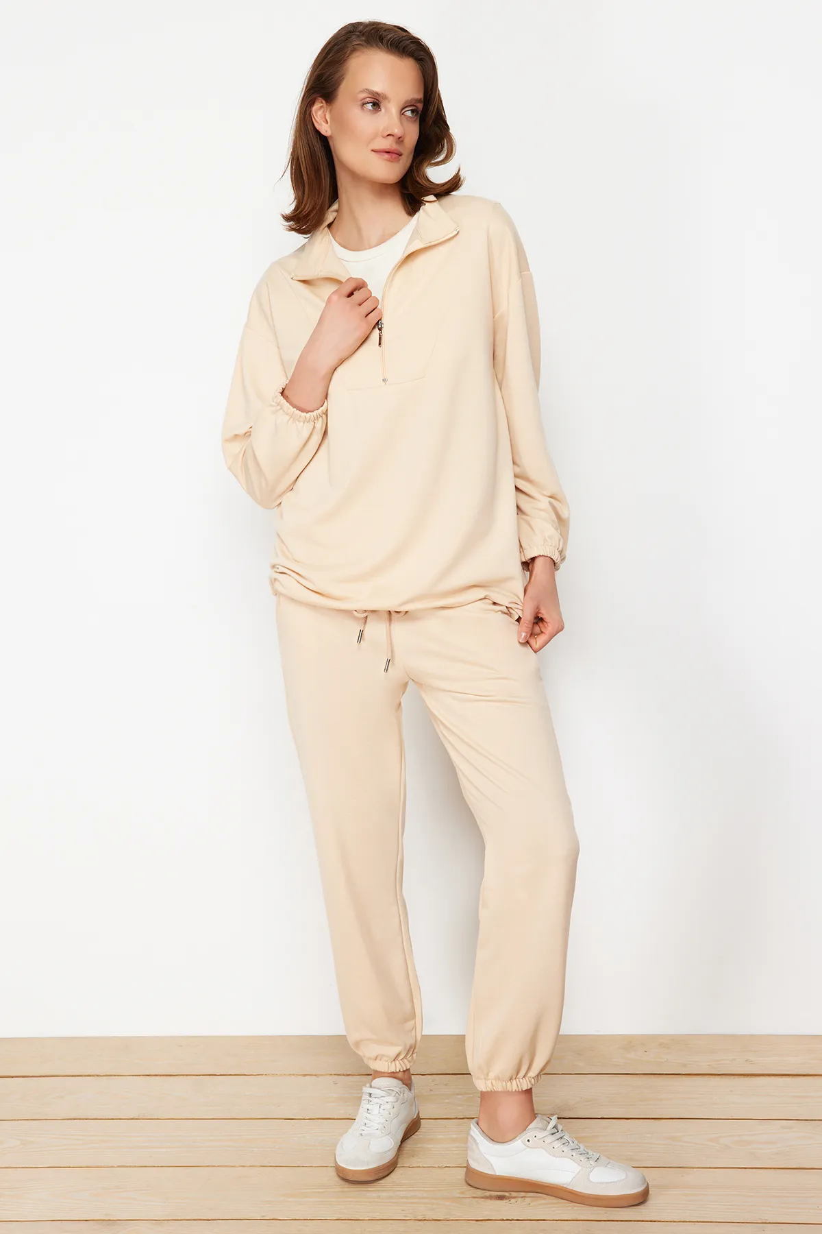 Trendyol Modest  Beigefarbenes Strick-Trainingsanzug-Set mit hohem Kragen und Kordelzug und Reißverschluss TCTAW22EN0051