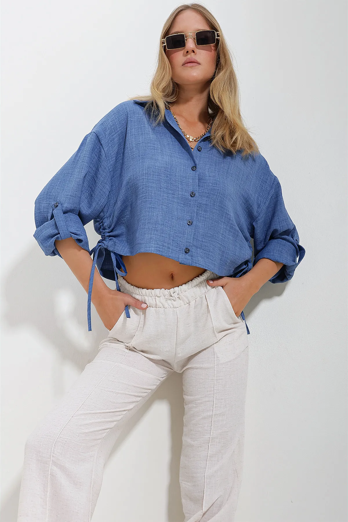 Trend Alaçatı Stili  Blaues, seitlich gerafftes Melange-Leinen-Crop-Shirt für Damen ALC-X11625