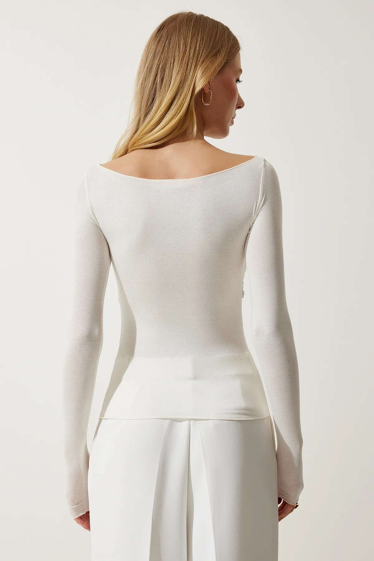 Happiness İstanbul  Ecrufarbene, dünne Strickbluse für Damen mit Brustdetail US00919