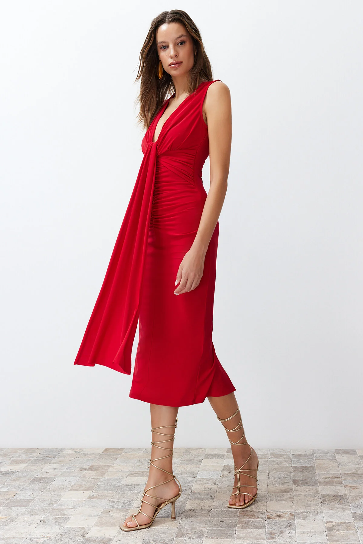 Trendyol Collection  Rotes, figurbetontes, drapiertes, elegantes Abendkleid TPRSS24EL00161