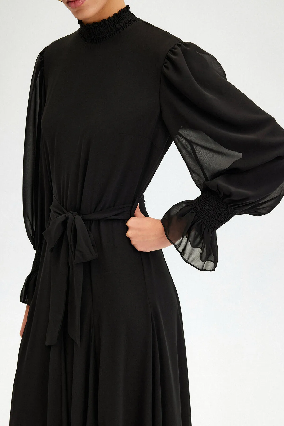 Touché Privé  CHIFFONKLEID MIT STILKRAGEN