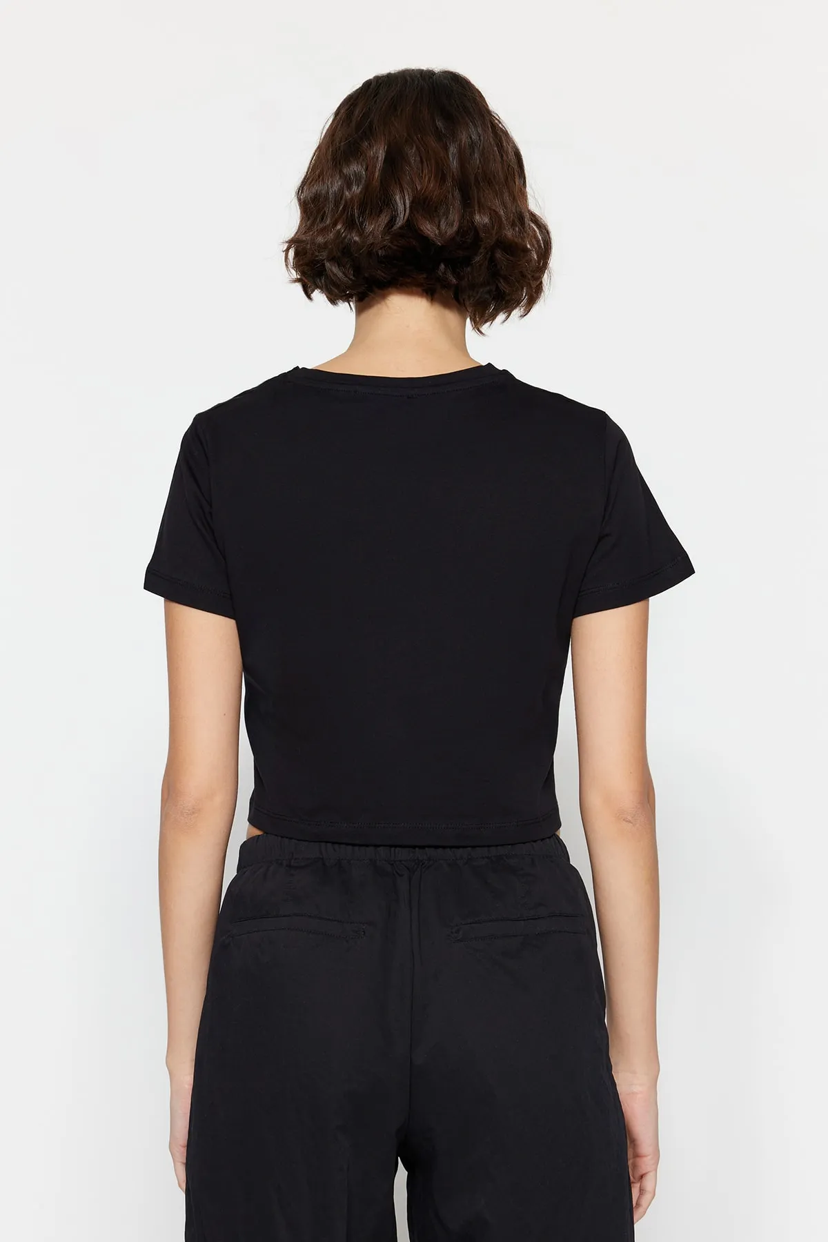 Trendyol Collection  Schwarz-weißes 2er-Pack kurzes Strick-T-Shirt aus 100 % Baumwolle mit Rundhalsausschnitt TWOSS20TS1480