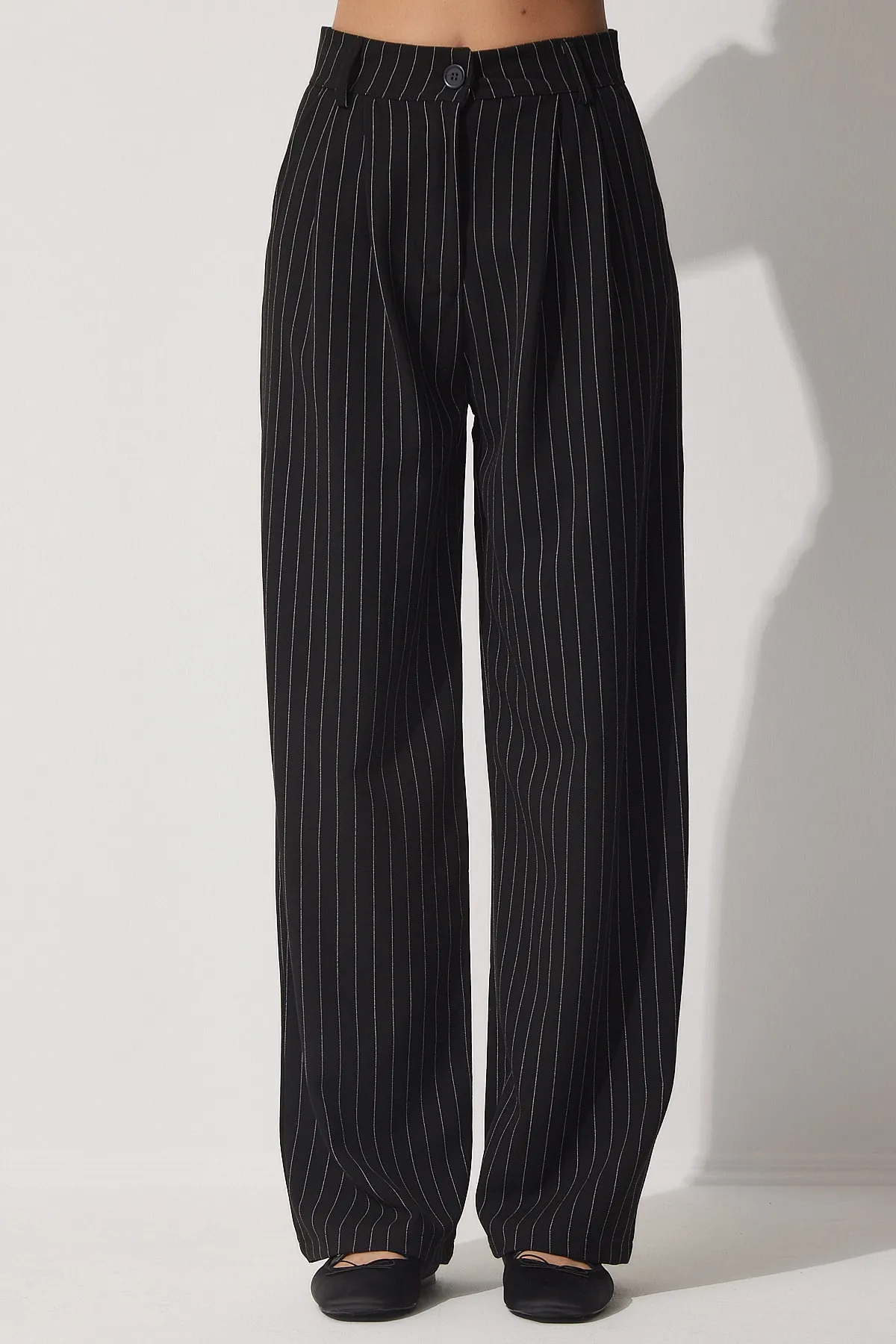 Happiness İstanbul  Schwarze, dünn gestreifte Darts-Hose mit weitem Bein für Damen HF00416