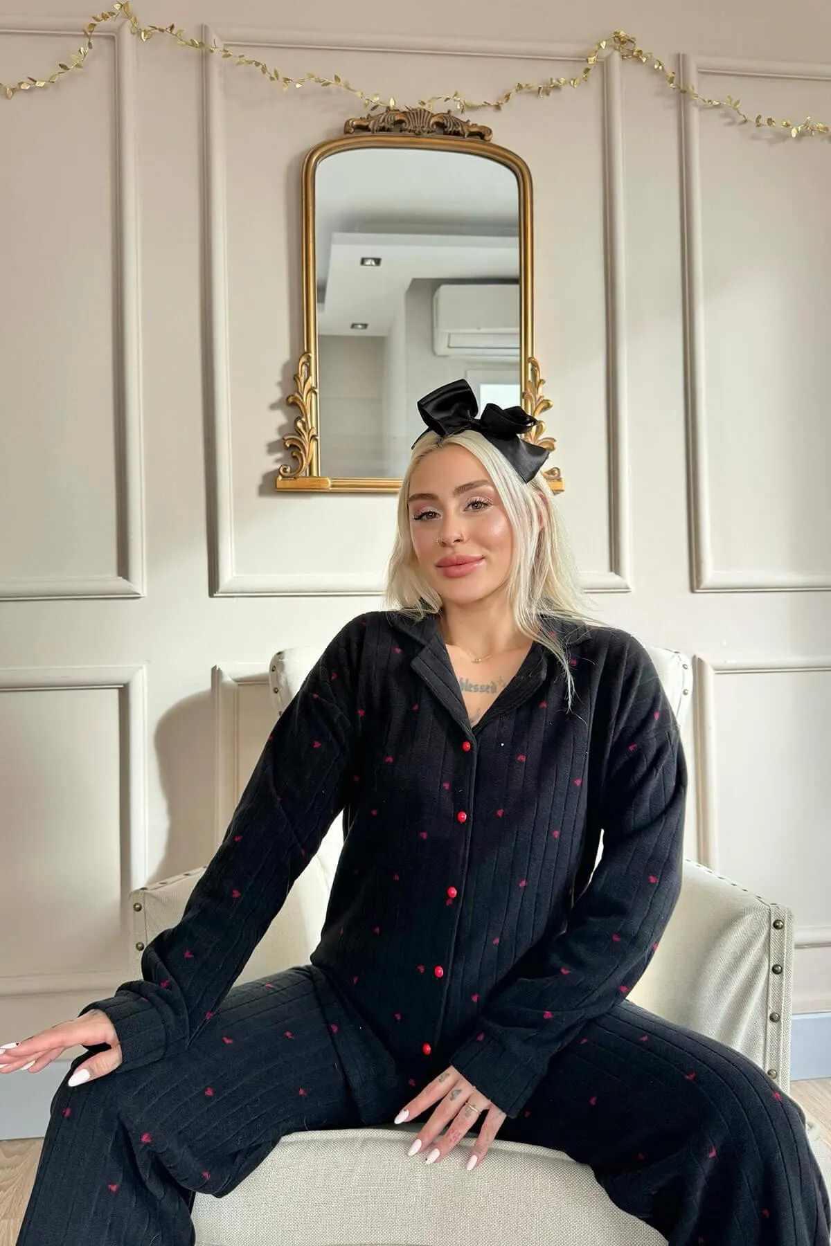 Pijamaevi  Schwarzes Pyjama-Set aus Plüschfleece mit Jantung-Muster und Knopfleiste vorn