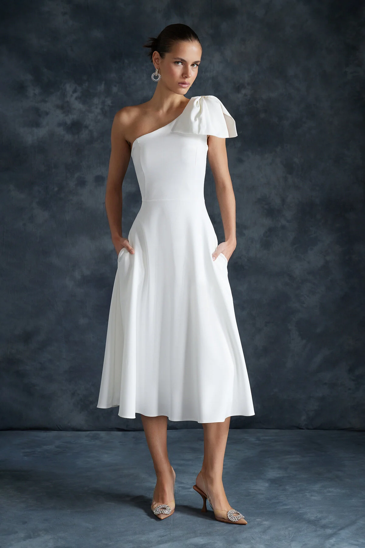 Trendyol Collection  Weißes Braut-Hochzeits-/Nikah-Elegantes Abendkleid mit Schleifendetail TPRSS24EL00105
