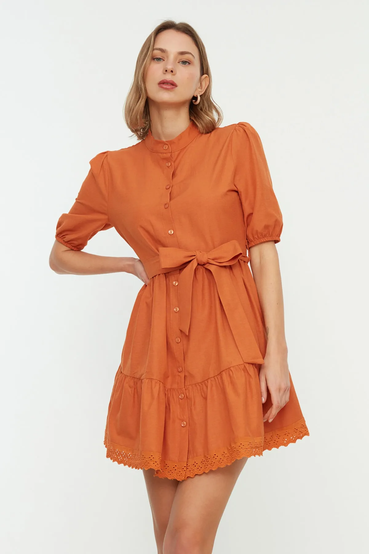 Trendyol Collection  Zimtfarbenes Volant-Webkleid mit Gürtel TWOSS22EL1036