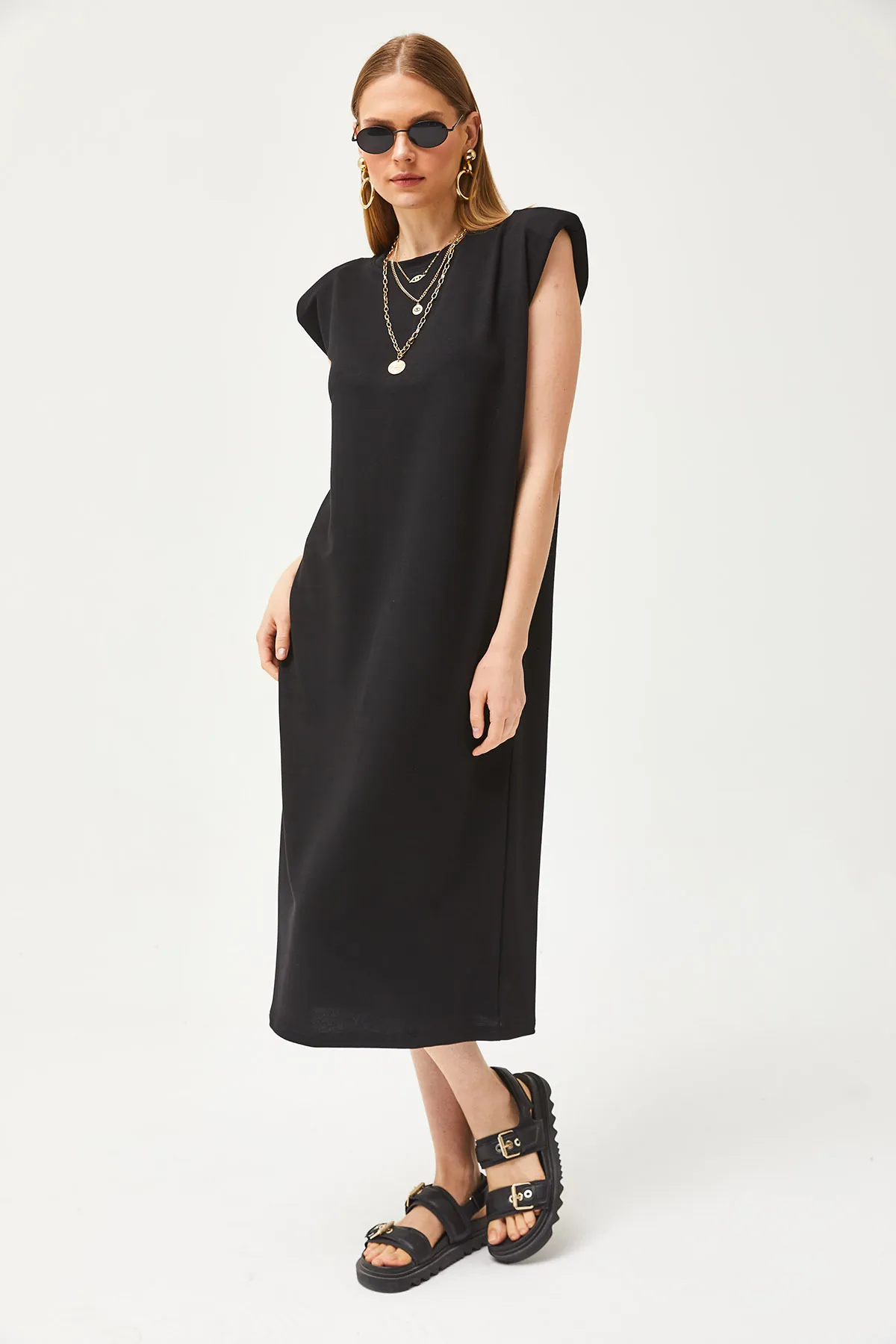 Olalook  Schwarzes Damenkleid mit gepolsterten Schultern und Schlitz und Kristallen ELB-19002086
