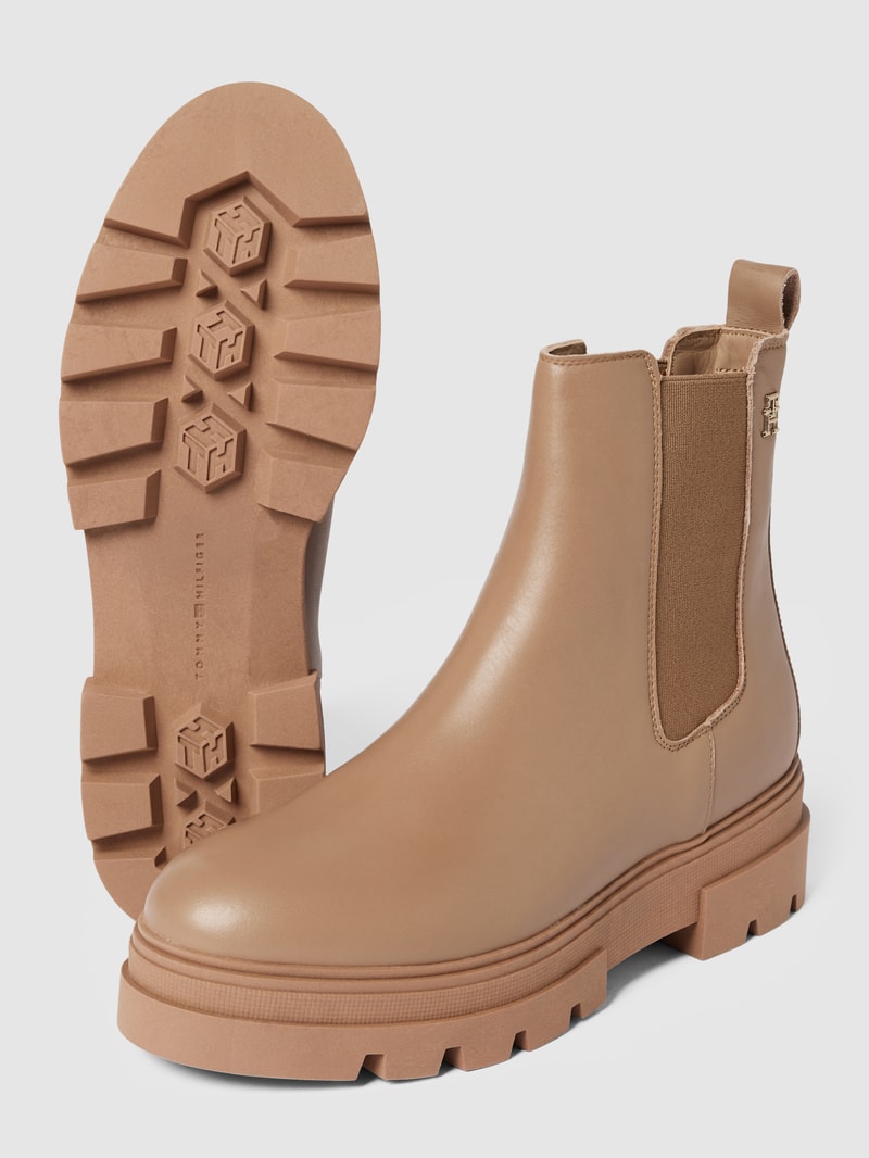 Chelsea Boots mit Label-Applikation in taupe