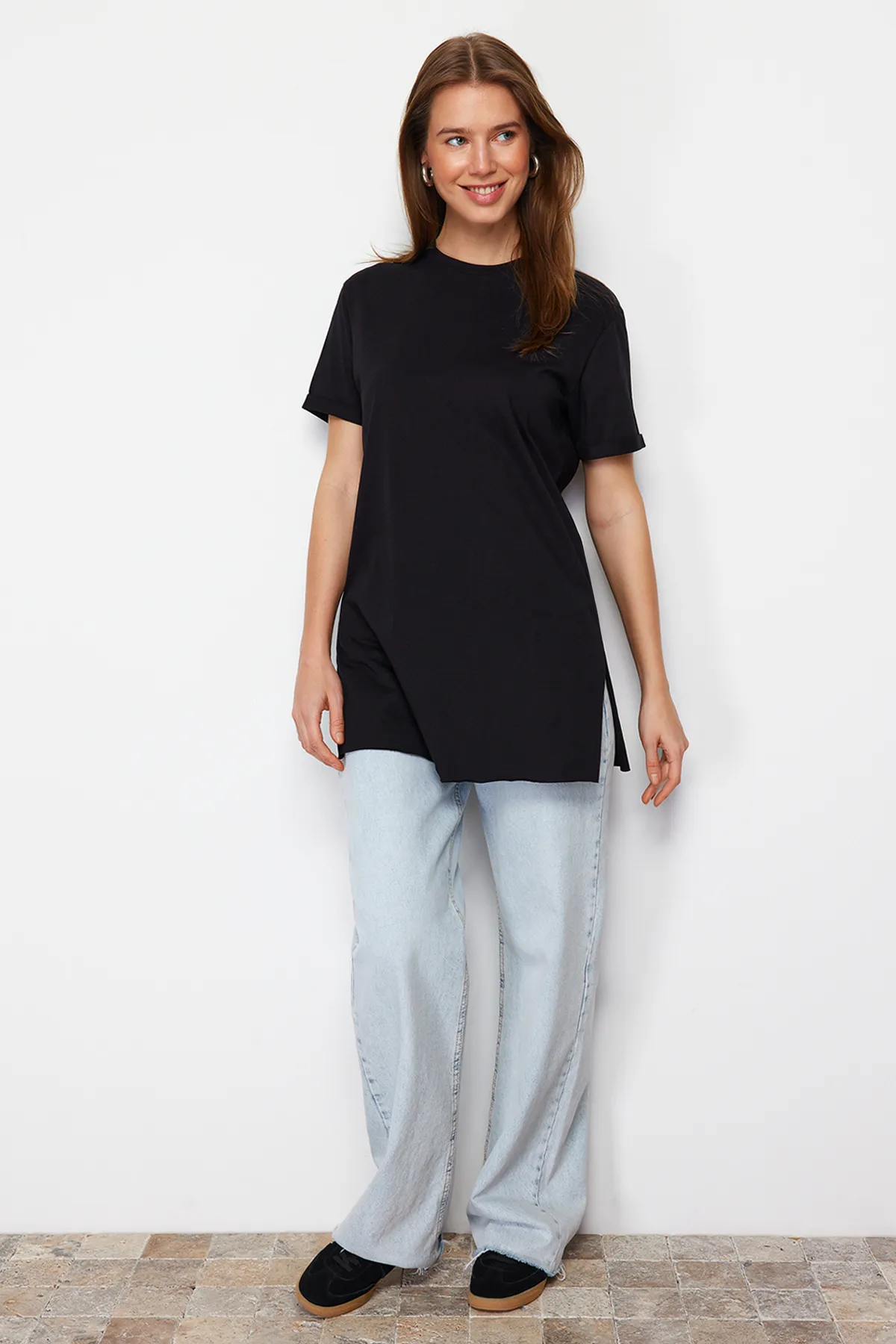 Trendyol Modest  Schwarzes Basic-Kurzarm-Single-Jersey-T-Shirt mit Schlitz aus 100 % Baumwolle TCTSS21TN0056