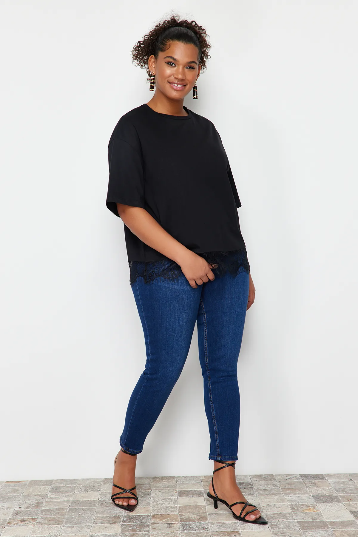 Trendyol Curve  Schwarzes Spitzen-Strick-T-Shirt TBSSS24BF00009