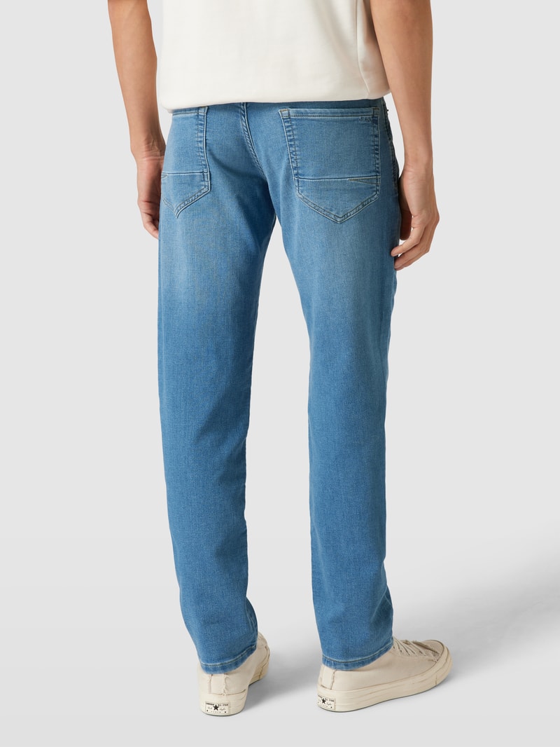 Jeans mit Label-Patch in aqua blau