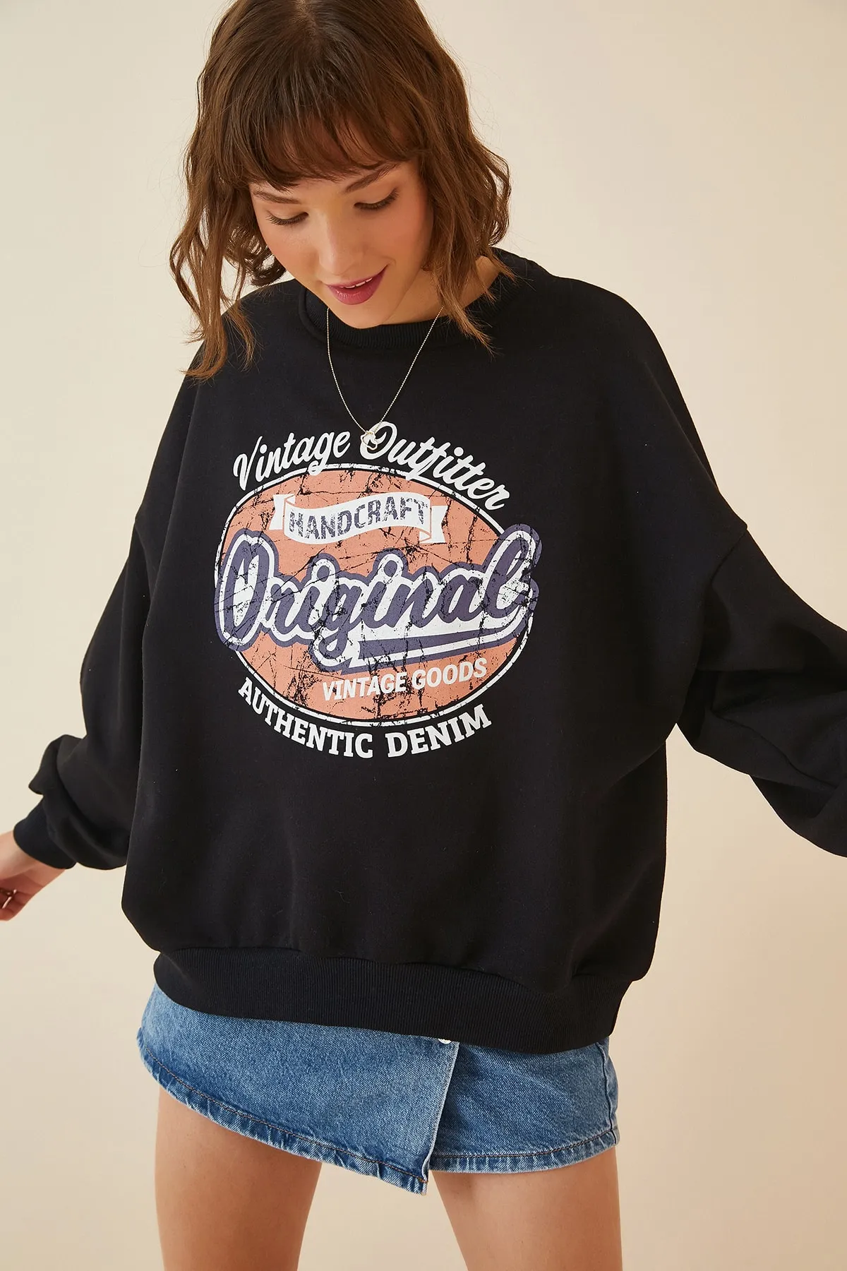 Happiness İstanbul  Schwarzes Sweatshirt mit Relief-Print für Damen DZ00003