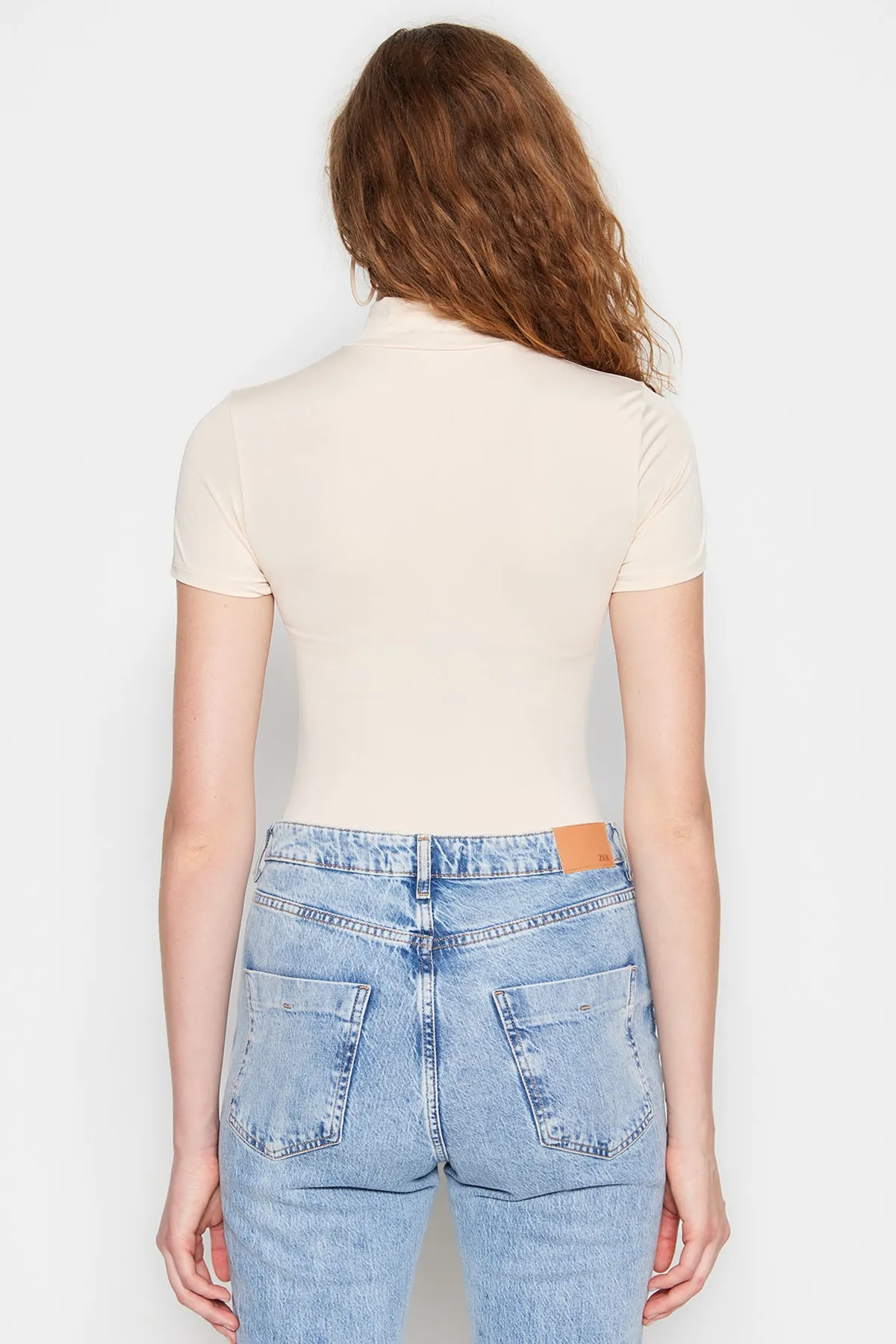 Trendyol Collection  Steinfarbener Strickbody mit Stehkragen und Reißverschluss, kurzärmlig, flexiblem Druckknopf, TWOAW21BD0009