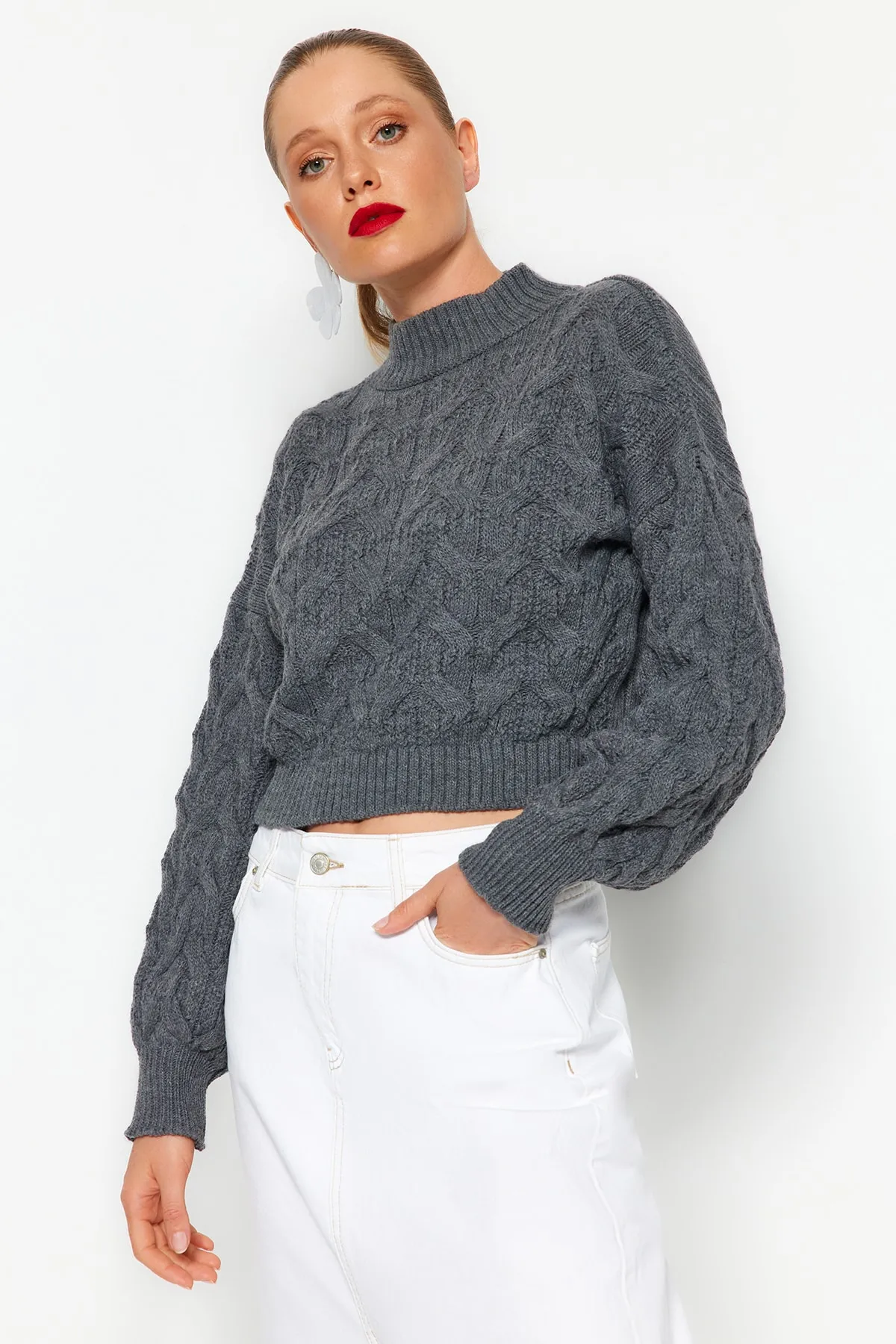 Trendyol Collection  Anthrazitfarbener, kurzer Strickpullover mit Stehkragen TWOAW22KZ1634