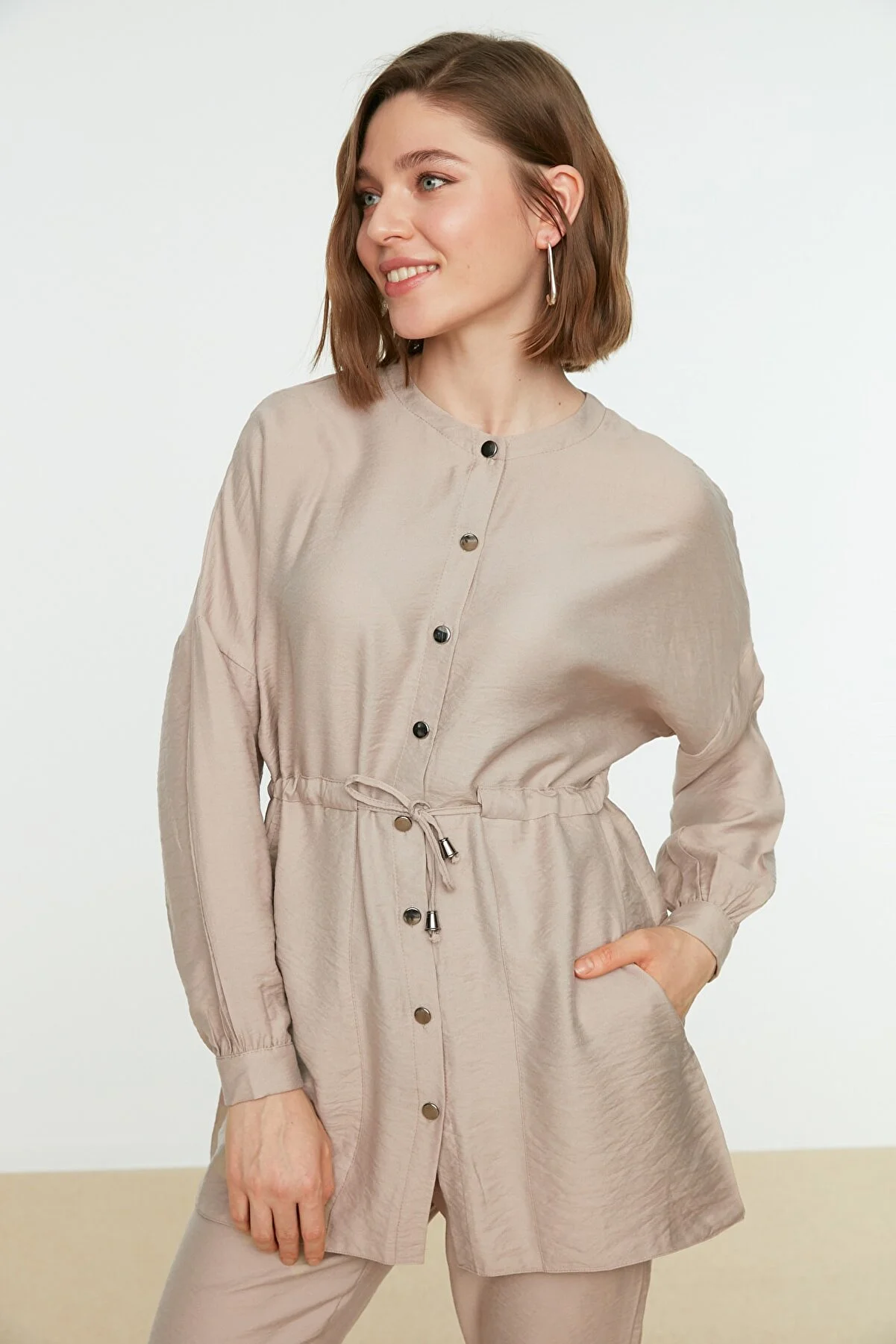 Trendyol Modest  Beiger gewebter Hemd-Hosen-Anzug mit Taillenschnürung TCTSS21AU0237