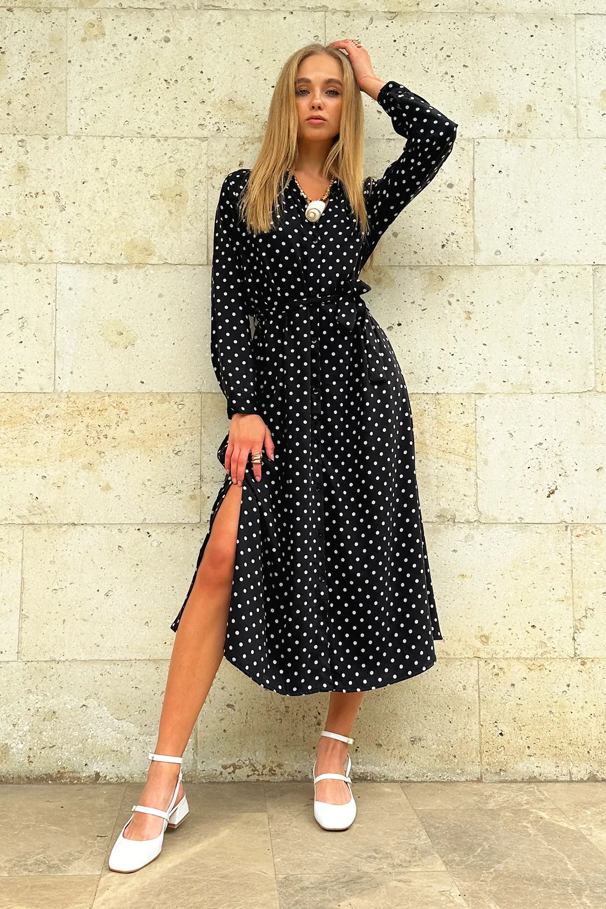 Trend Alaçatı Stili  Schwarzes, gepunktetes, gewebtes Viscon-Hemdkleid für Damen ALC-X6247