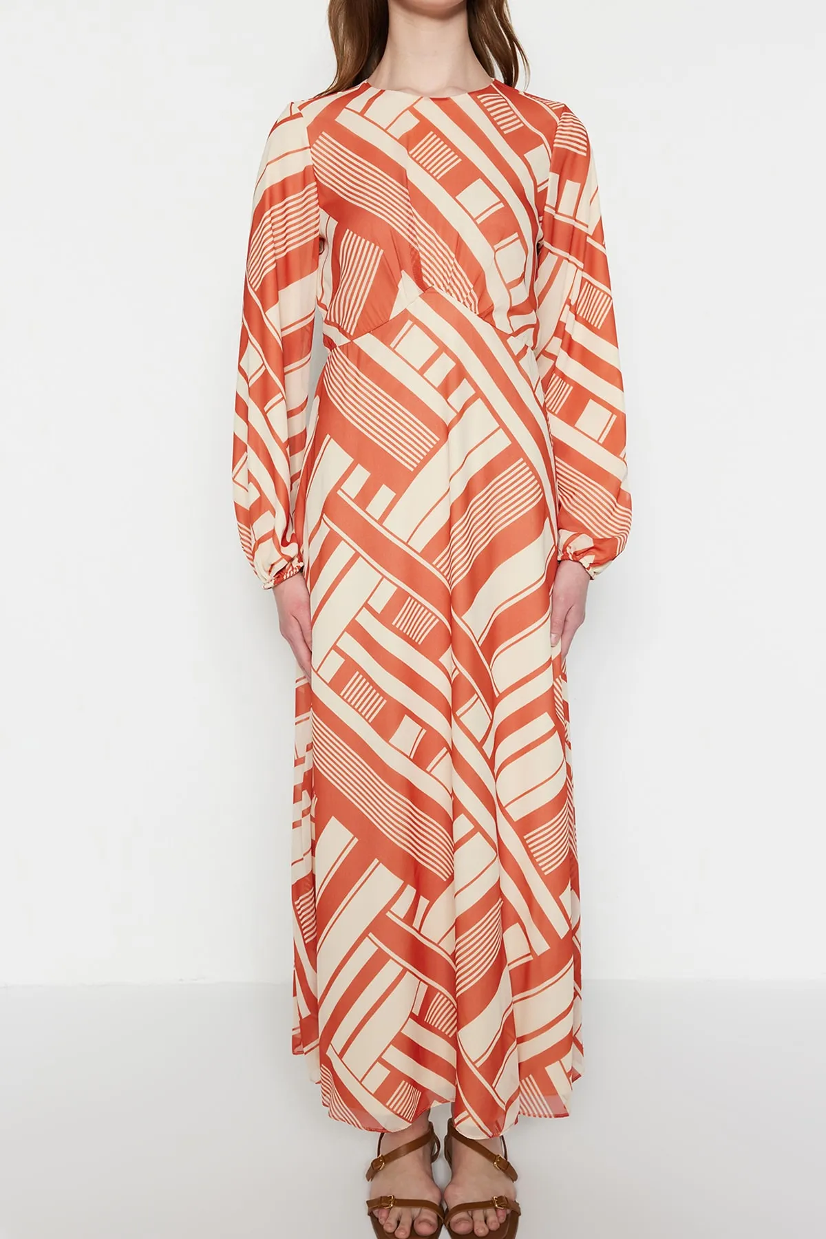 Trendyol Modest  Oranges, geometrisch gemustertes, gefüttertes gewebtes Chiffonkleid TCTSS23EB00063