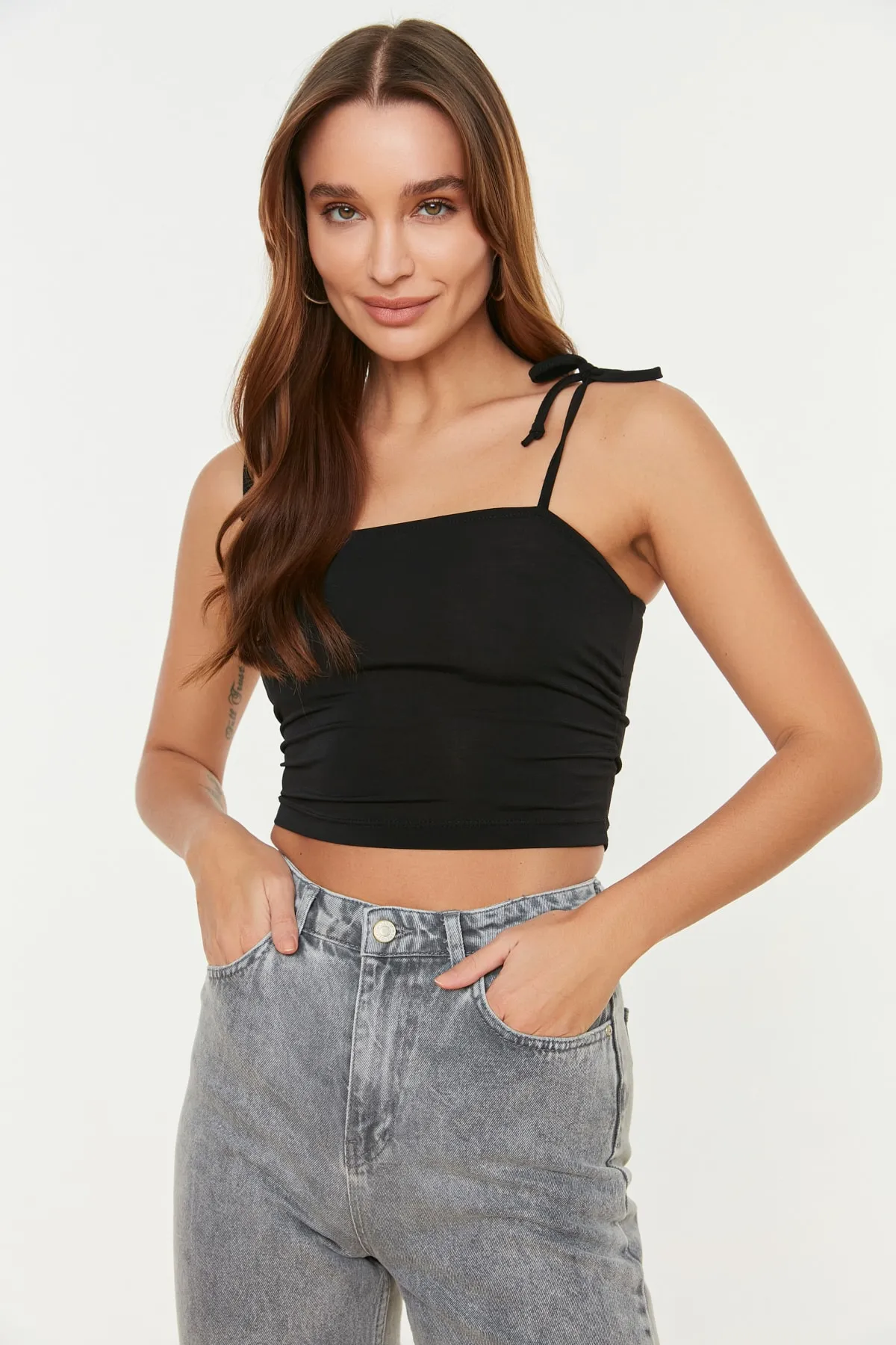 Trendyol Collection  Schwarzes figurbetontes, kurzes, flexibles Strick-Tanktop mit Trägern TWOSS21AL0115