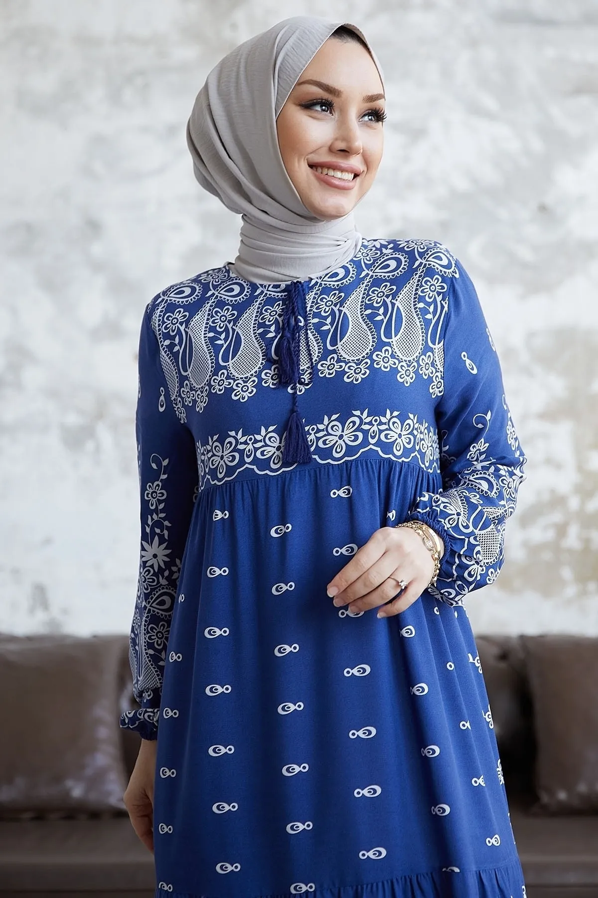 InStyle  Gemustertes Viskosekleid von Selva mit Quasten auf der Vorderseite – Indigo