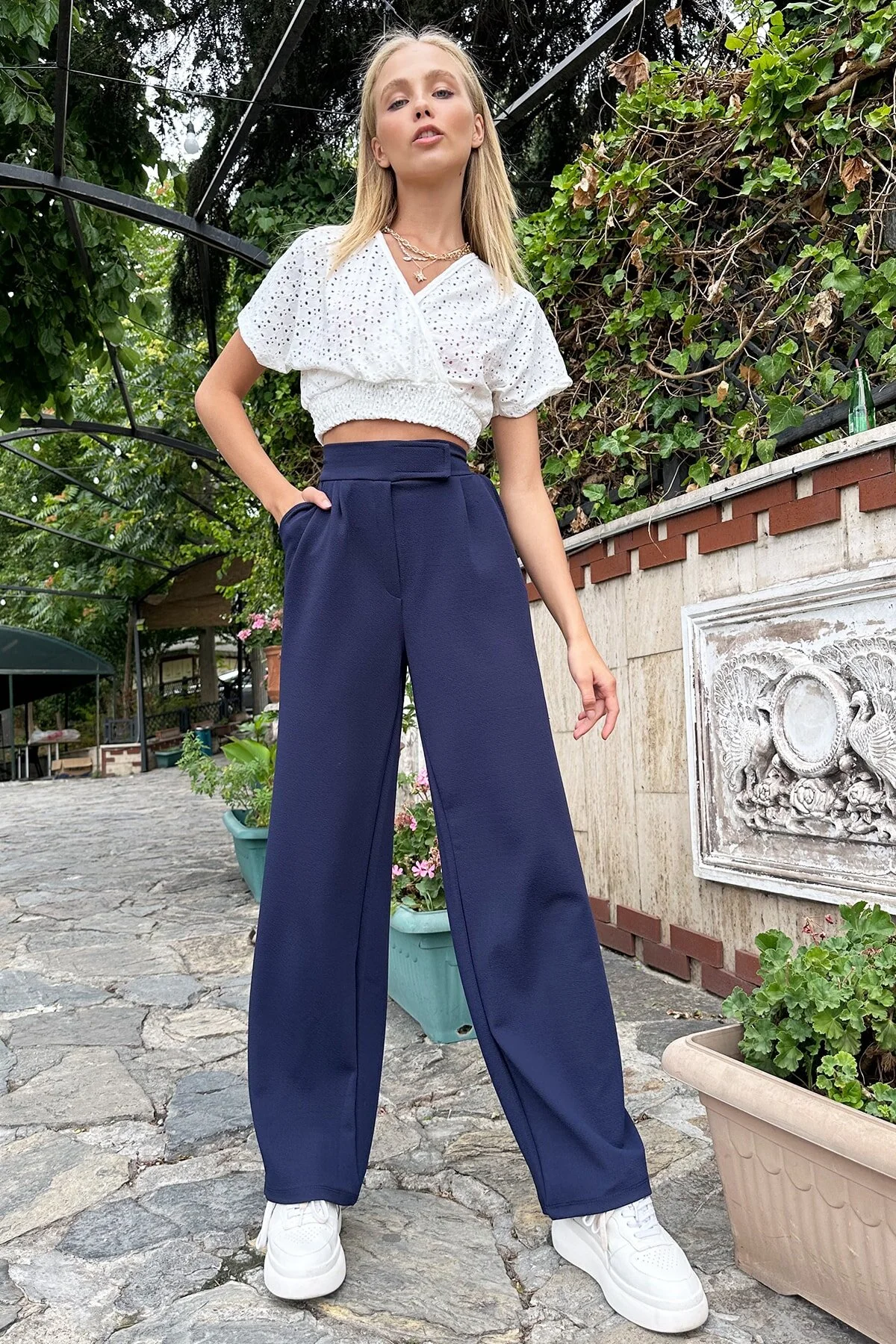 Trend Alaçatı Stili  Marineblaue Palazzo-Hose mit hoher Taille und doppelter Tasche und plissiertem Klettverschluss für Damen ALC-X10753