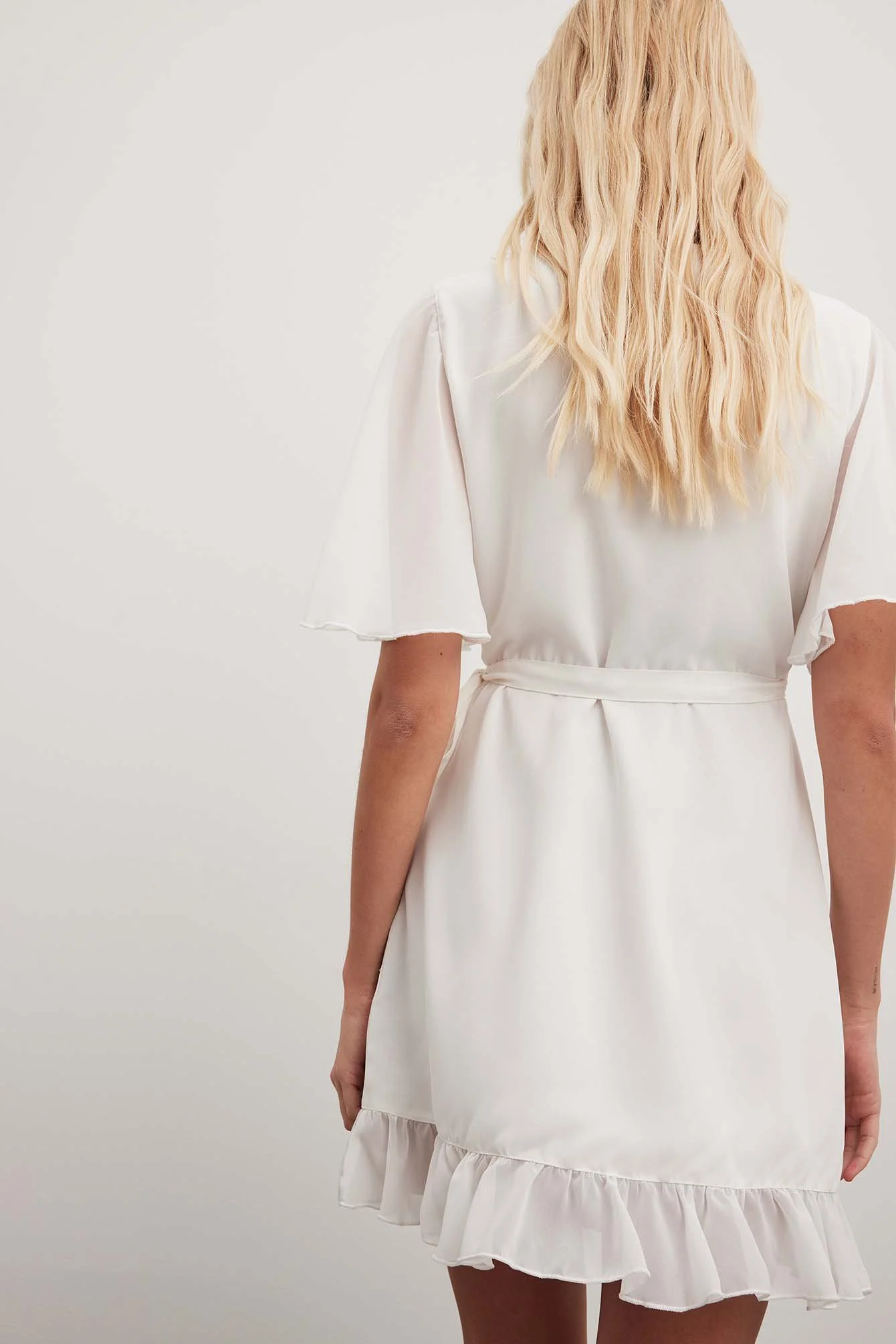 Fließendes Minikleid mit kurzen Ärmeln und Überlappung