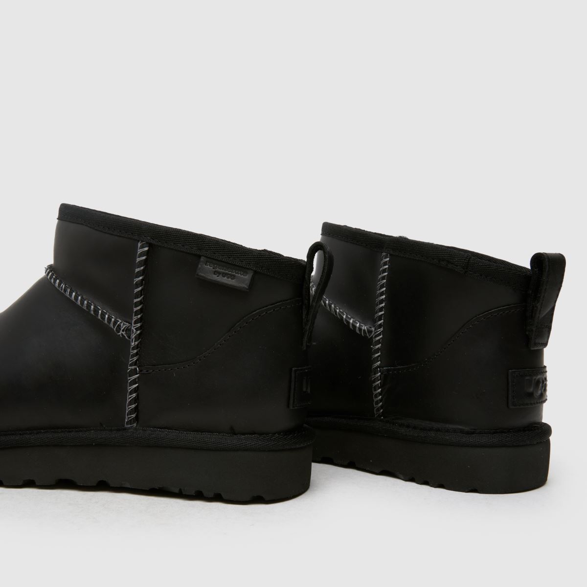 UGG – Classic Ultra Mini – Svarta regenererade stövlar