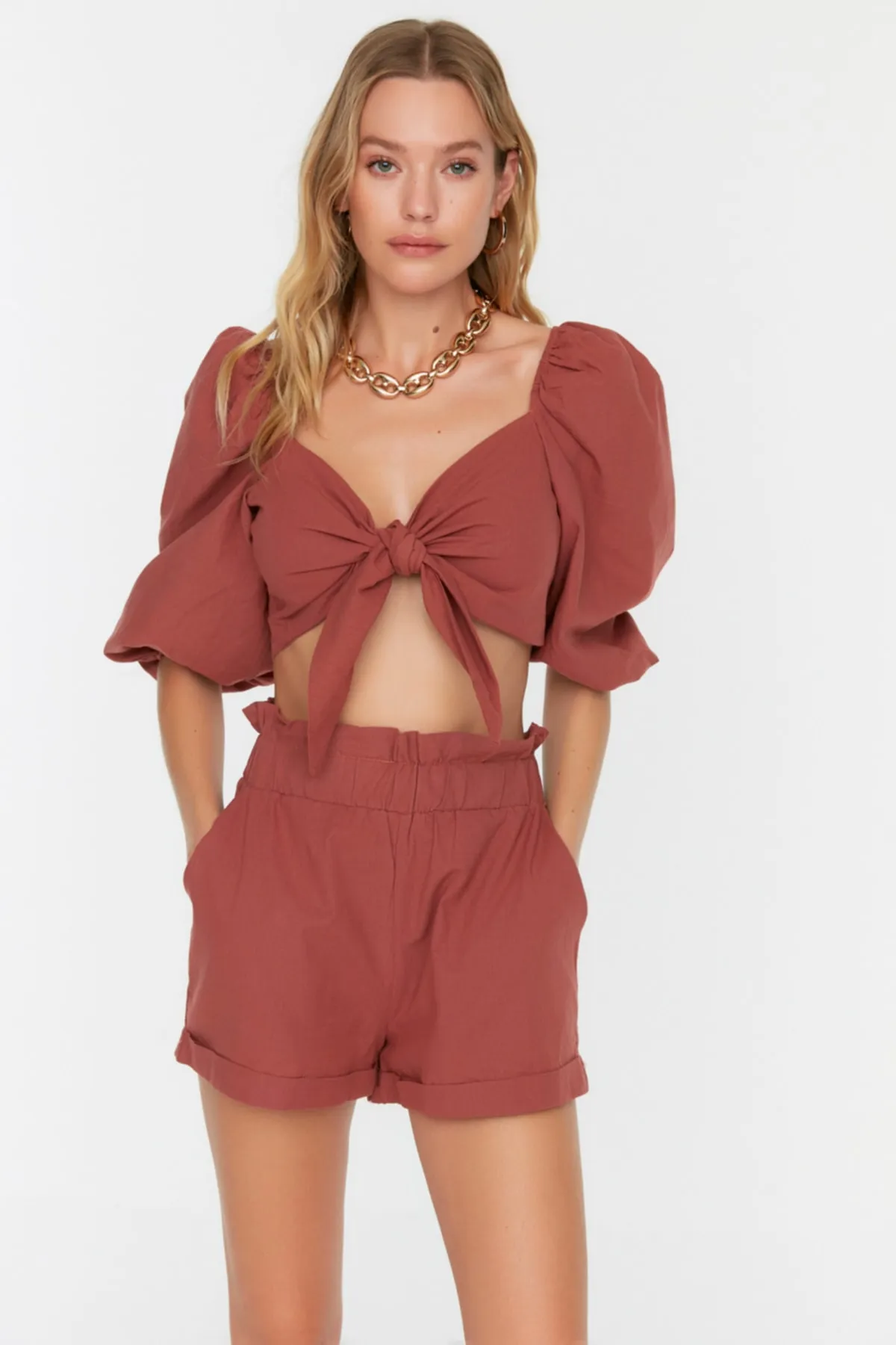 Trendyol Collection  Braunes, gewebtes, gebundenes Blusen-Shorts-Set aus 100 % Baumwolle TBESS21AU0166