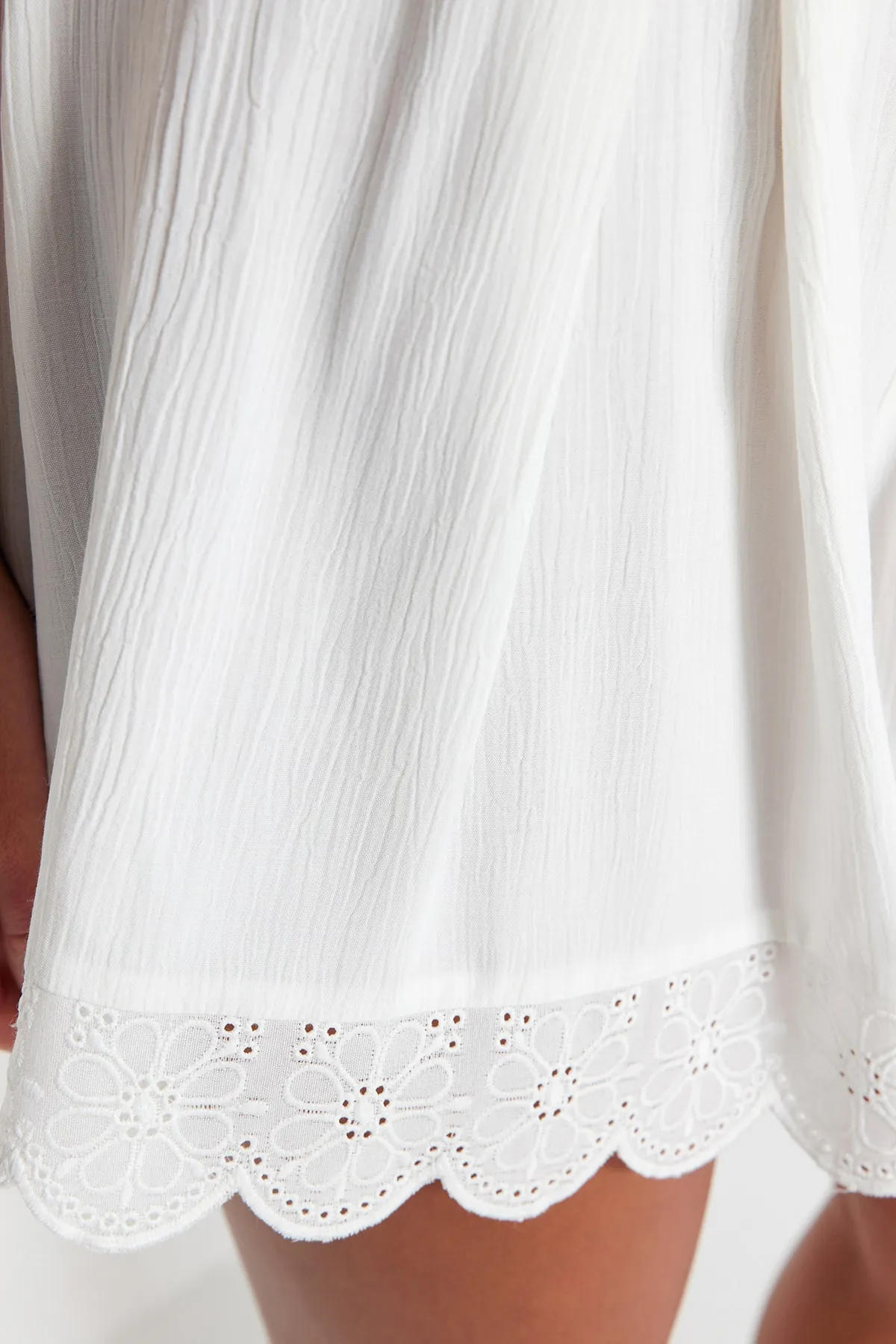 Trendyol Collection  Shorts - Weiß - Hoher Bund