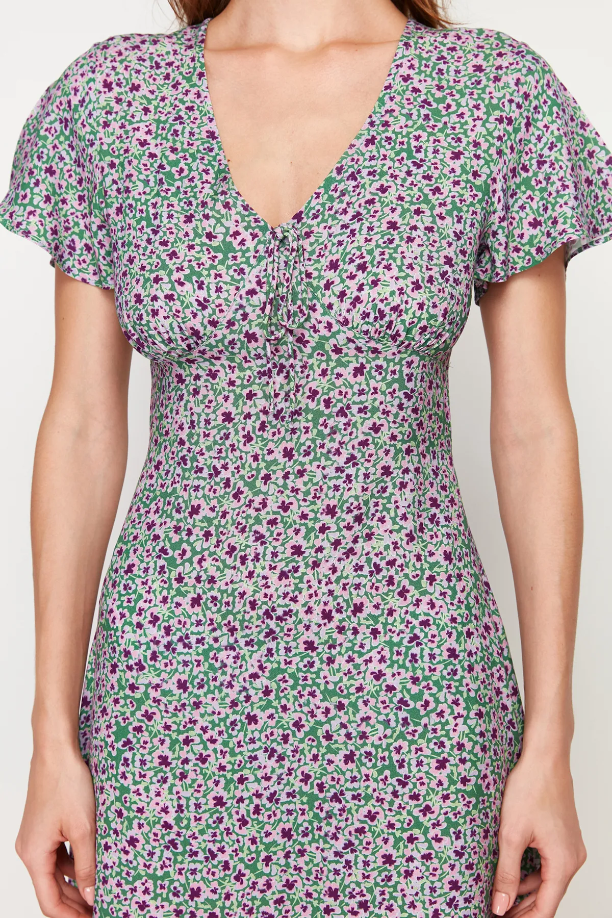 Trendyol Collection  Grünes, gewebtes Midikleid aus 100 % Viskose in A-Linie mit Blumendruck und V-Ausschnitt TWOSS24EL00618