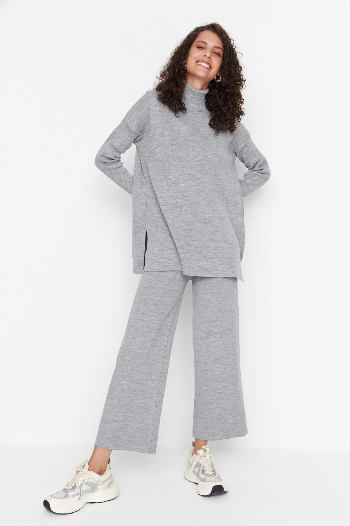 Trendyol Collection  Graues Rollkragenpullover-Hosen-Set aus Oberteil und Unterteil mit Schlitzdetail TWOAW22AU0102