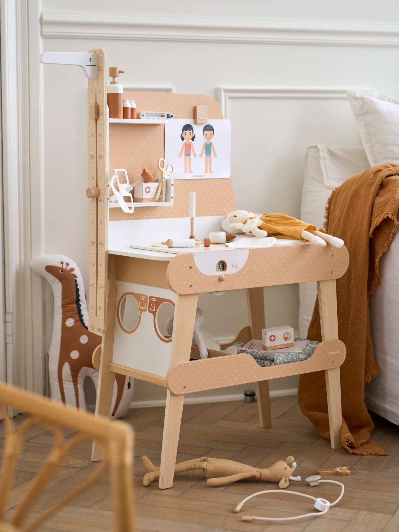 Cabinet de pédiatre en bois FSC® blanc