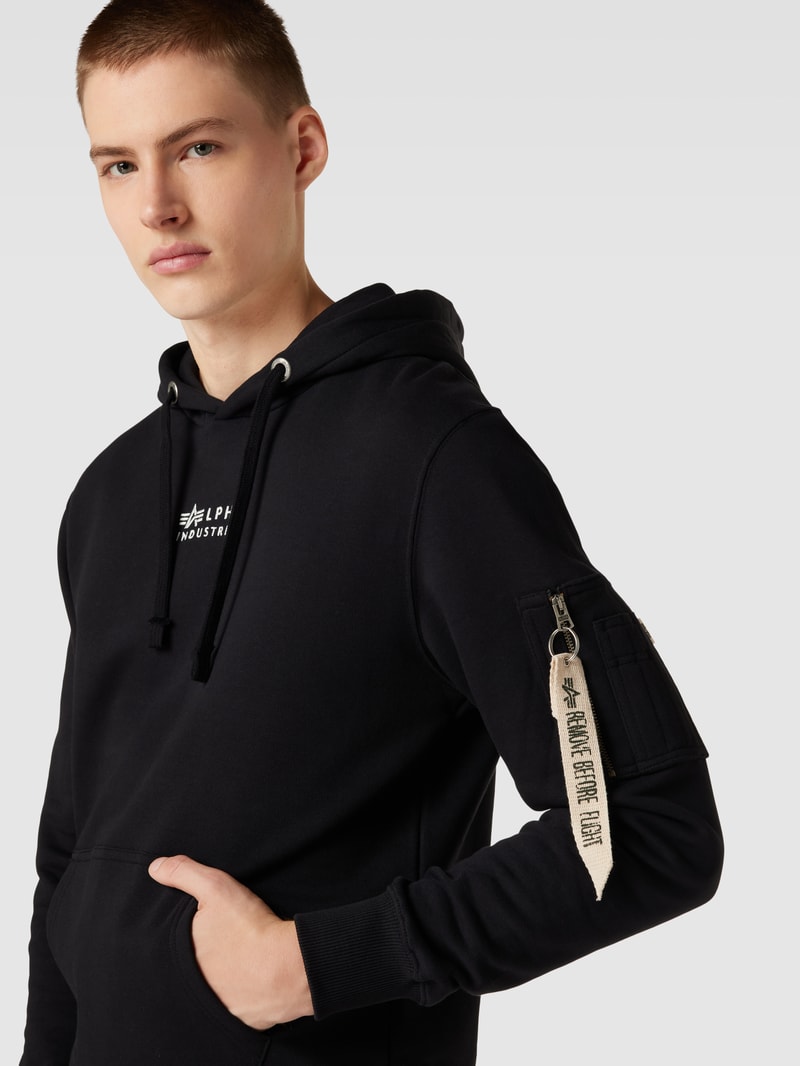 Hoodie mit Känguru-Tasche in schwarz