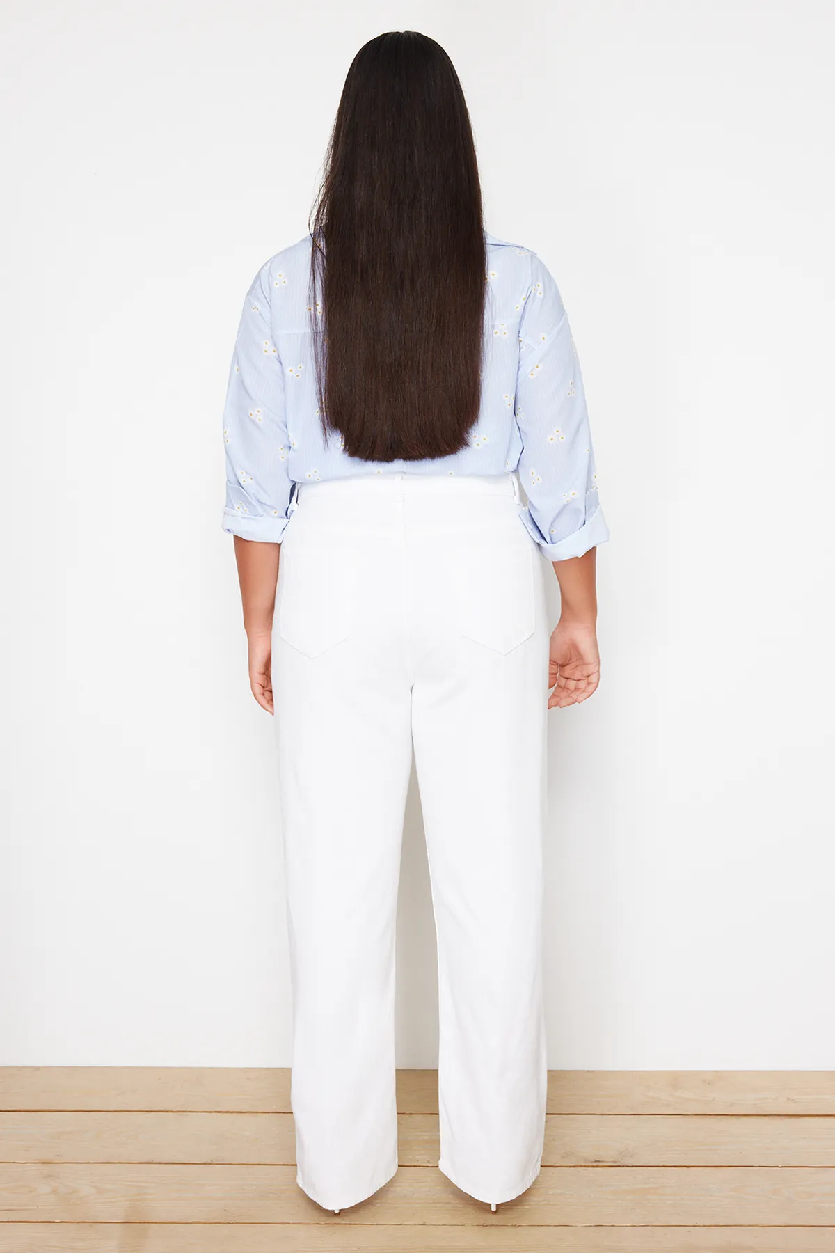 Trendyol Curve  Weiße Jeanshose mit hoher Taille - Pipe Leg TBBSS24CJ00058