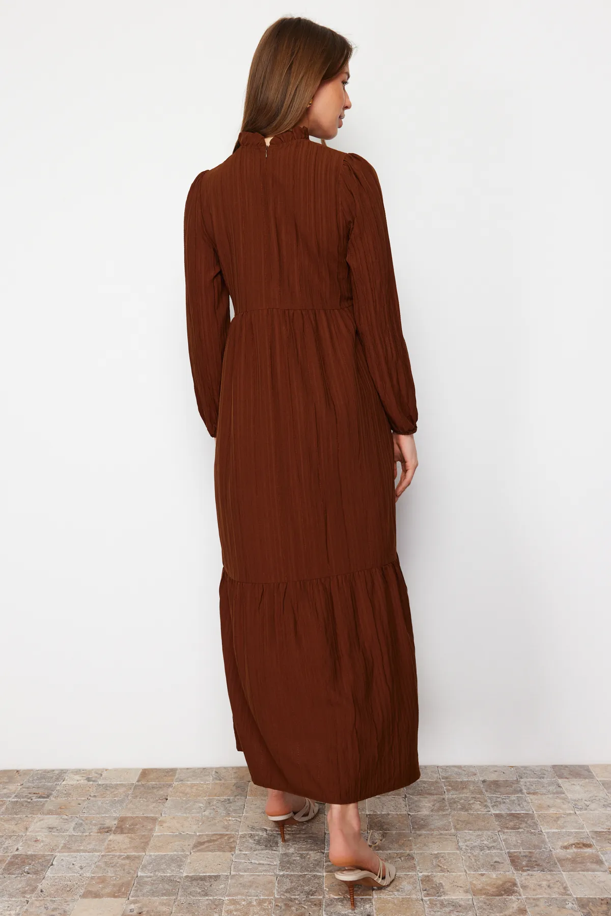 Trendyol Modest  Braunes Crinkle-Gewebtes Kleid mit Stehkragen und weiter Passform TCTSS22EB00171